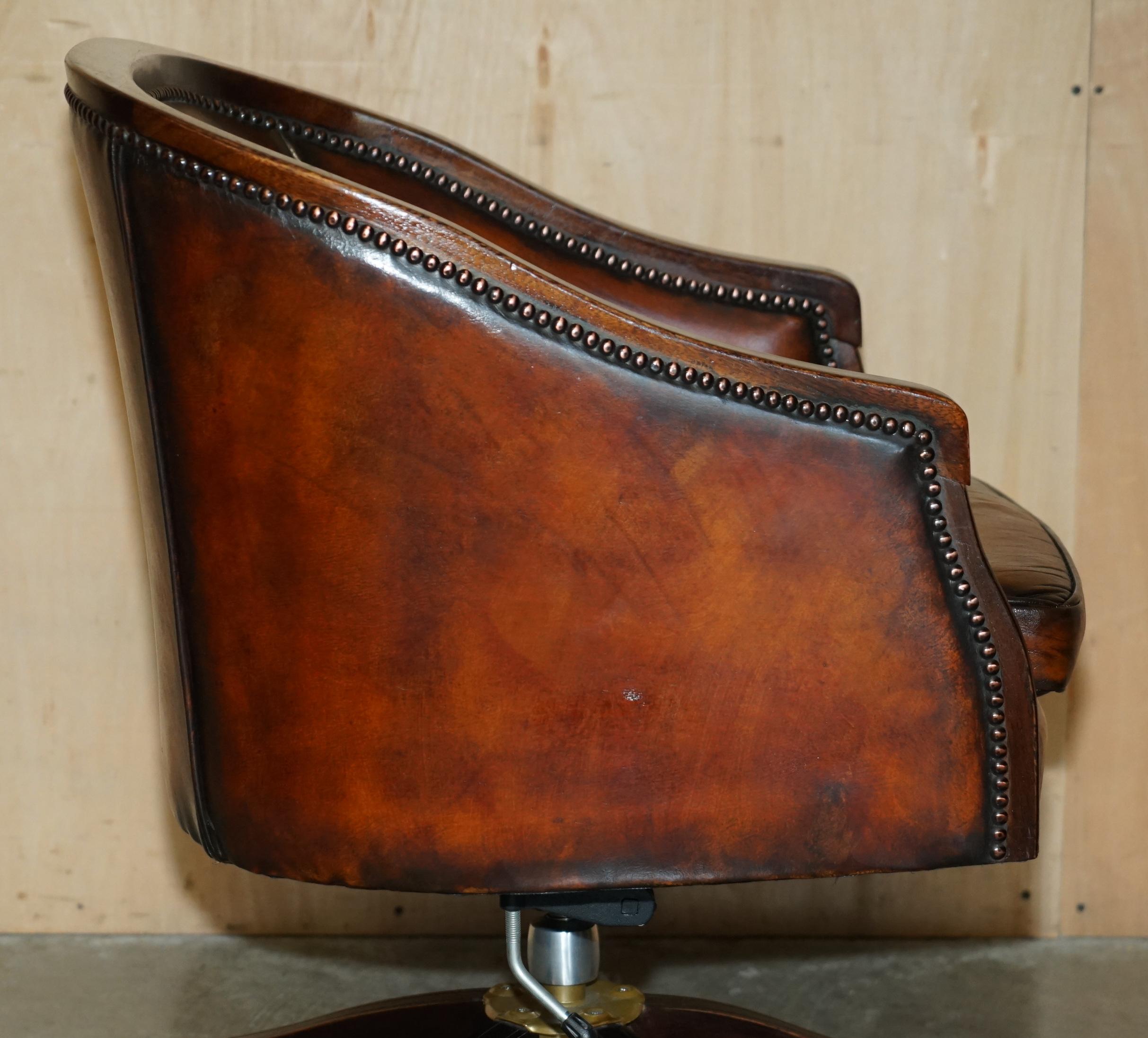 Vintage By è una poltrona per direttori completamente restaurata in pelle marrone con schienale a botte. in vendita 5
