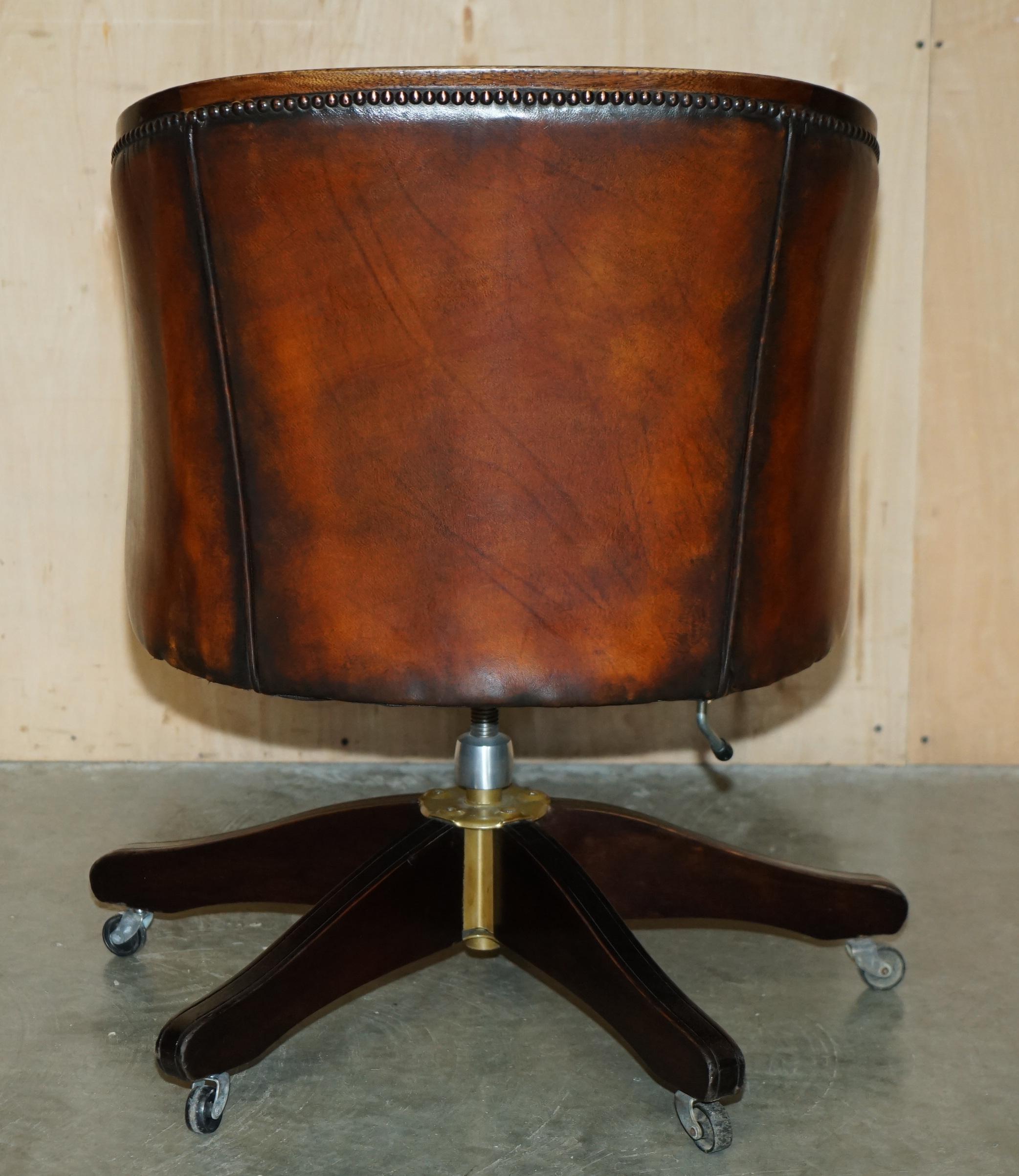 Vintage By è una poltrona per direttori completamente restaurata in pelle marrone con schienale a botte. in vendita 6