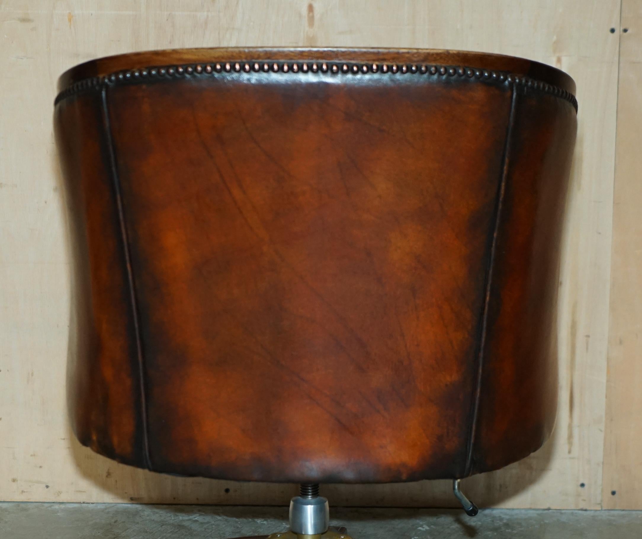 Vintage By è una poltrona per direttori completamente restaurata in pelle marrone con schienale a botte. in vendita 7