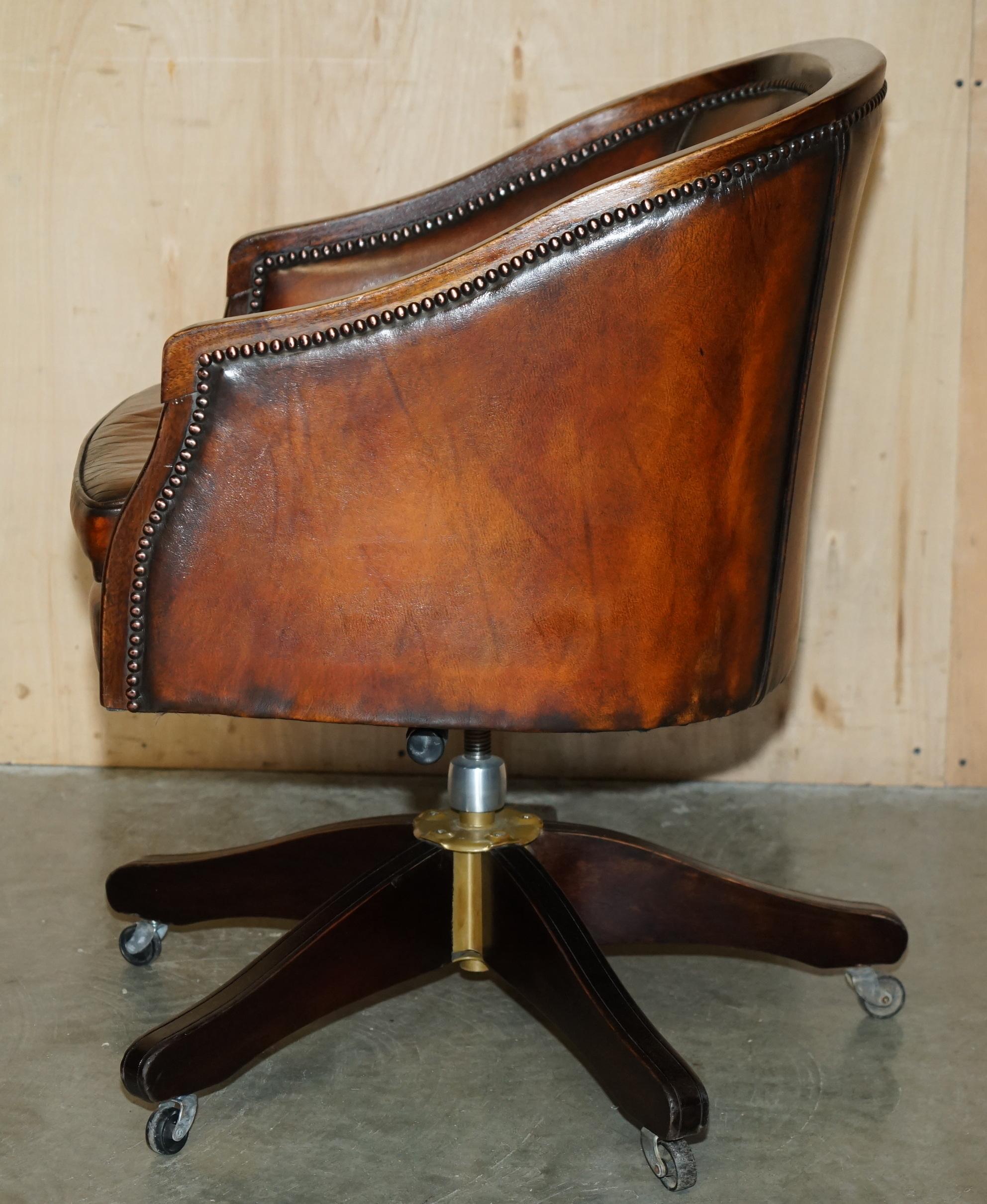 Vintage By è una poltrona per direttori completamente restaurata in pelle marrone con schienale a botte. in vendita 8