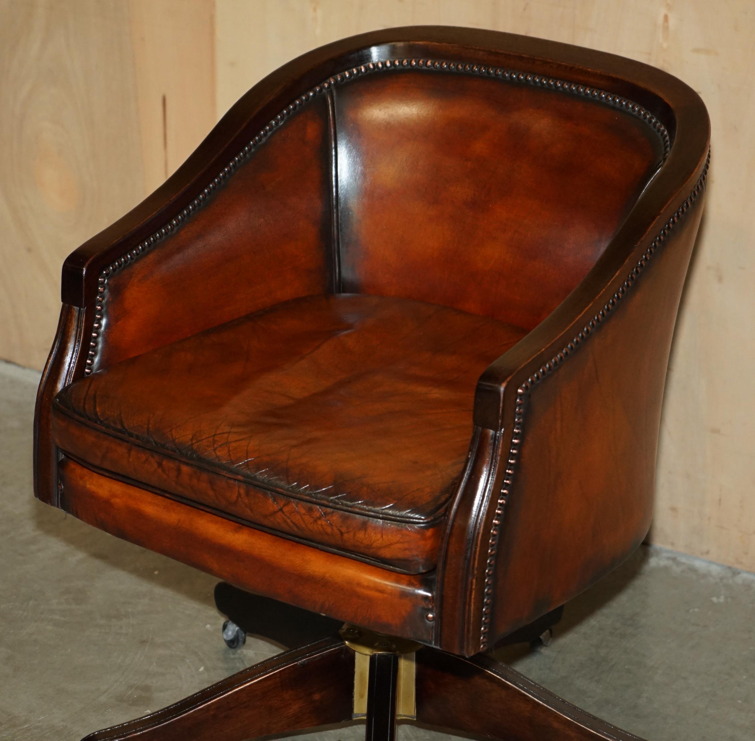 Vittoriano Vintage By è una poltrona per direttori completamente restaurata in pelle marrone con schienale a botte. in vendita
