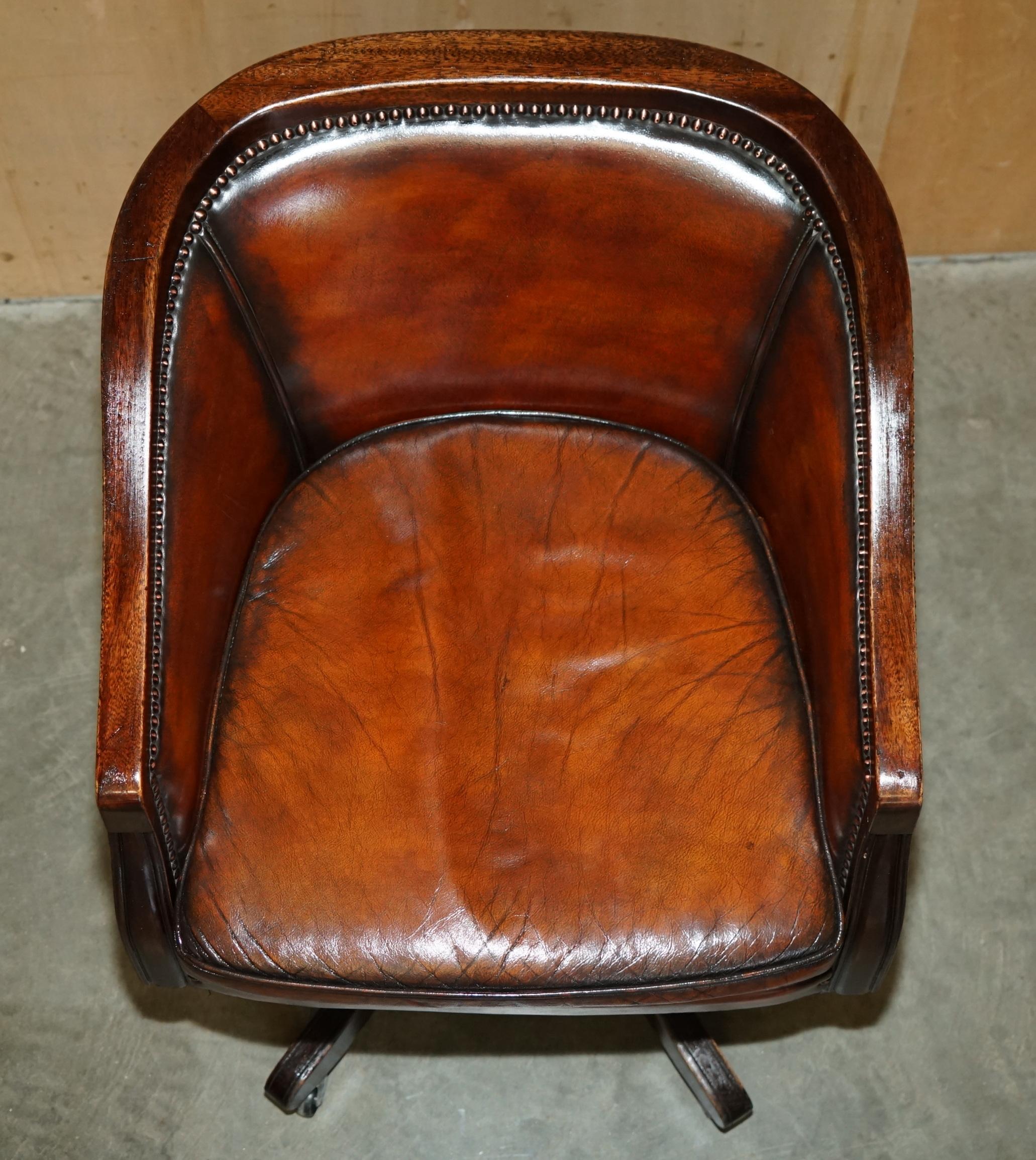Inglese Vintage By è una poltrona per direttori completamente restaurata in pelle marrone con schienale a botte. in vendita