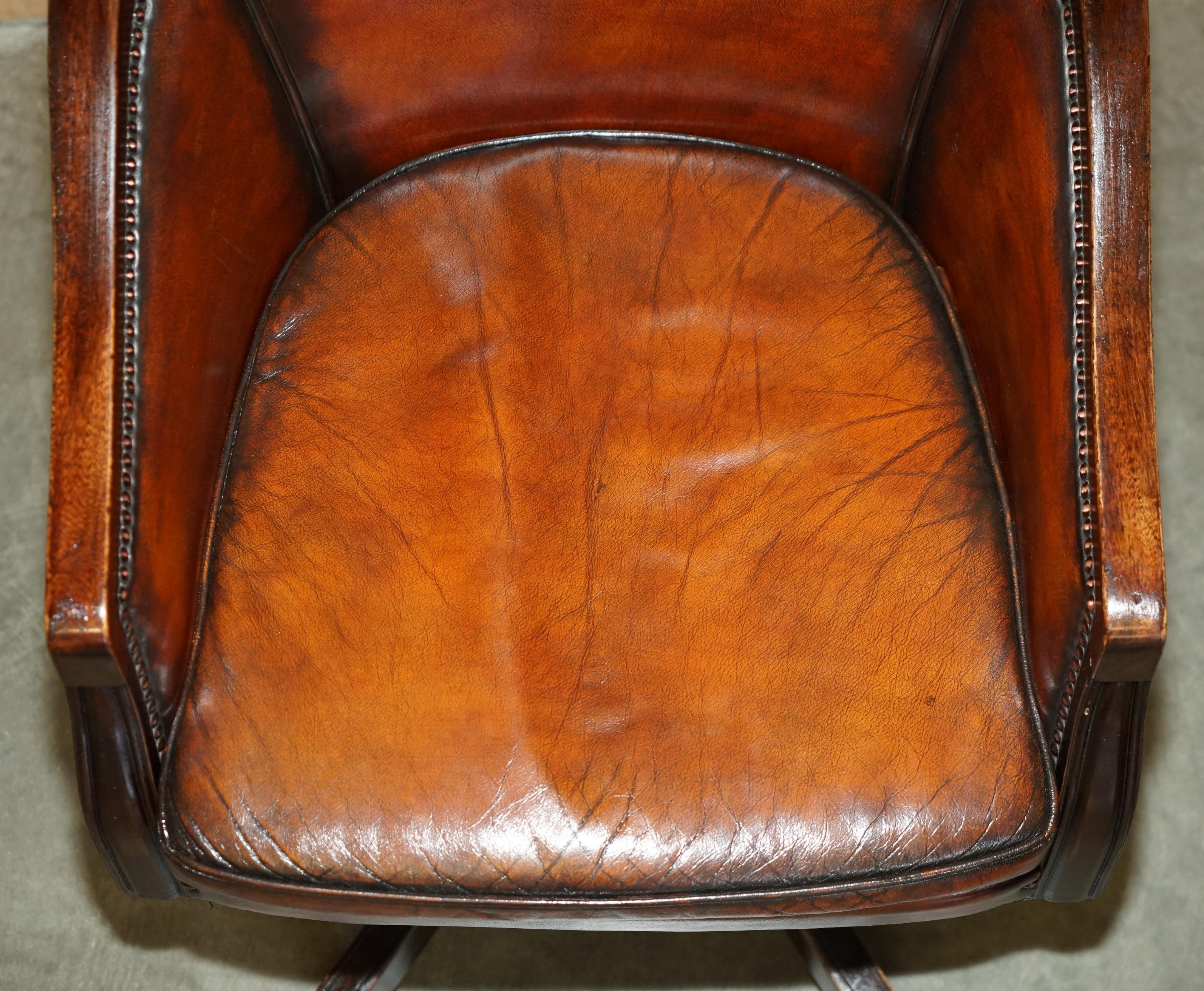 Fatto a mano Vintage By è una poltrona per direttori completamente restaurata in pelle marrone con schienale a botte. in vendita