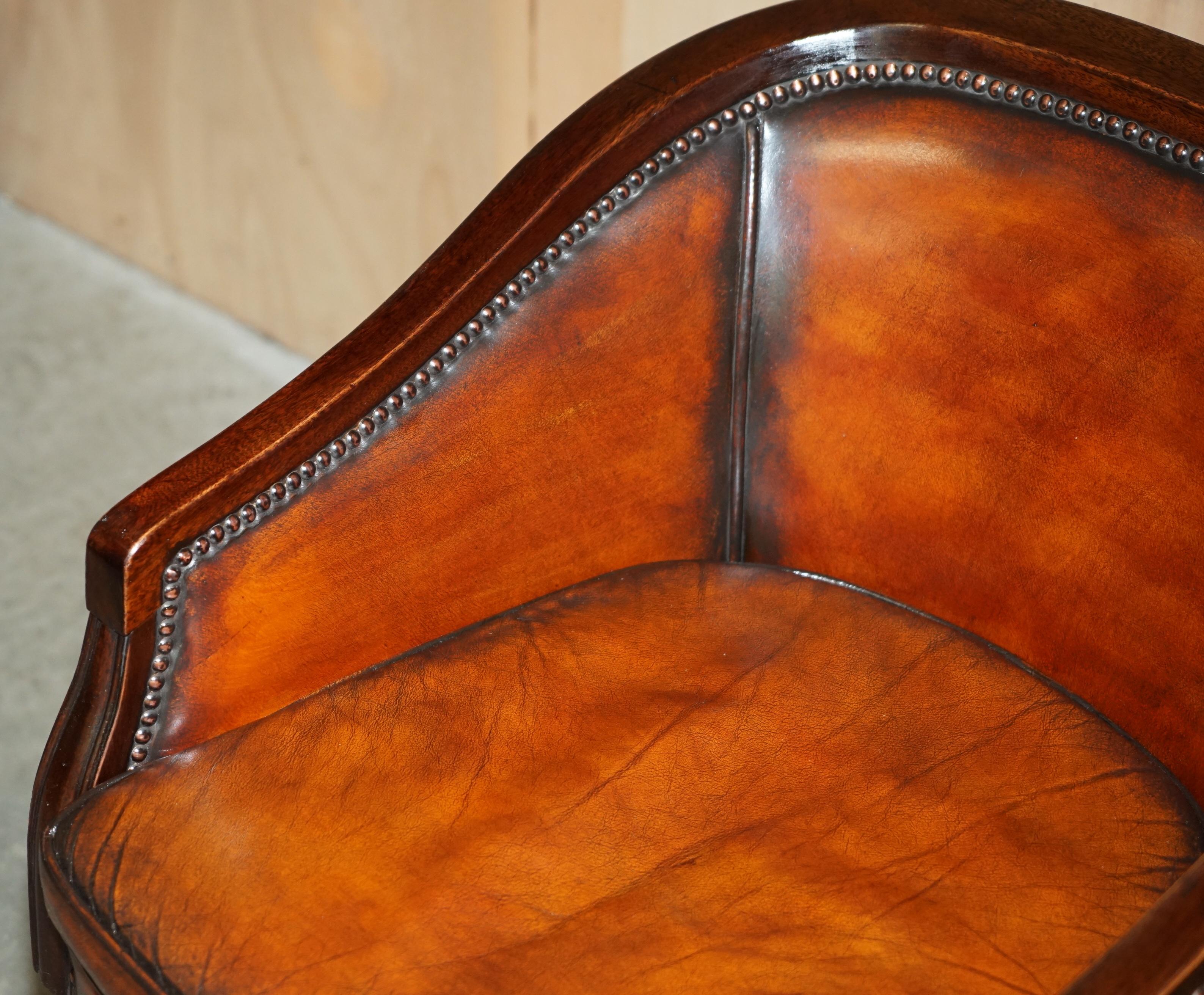 XX secolo Vintage By è una poltrona per direttori completamente restaurata in pelle marrone con schienale a botte. in vendita