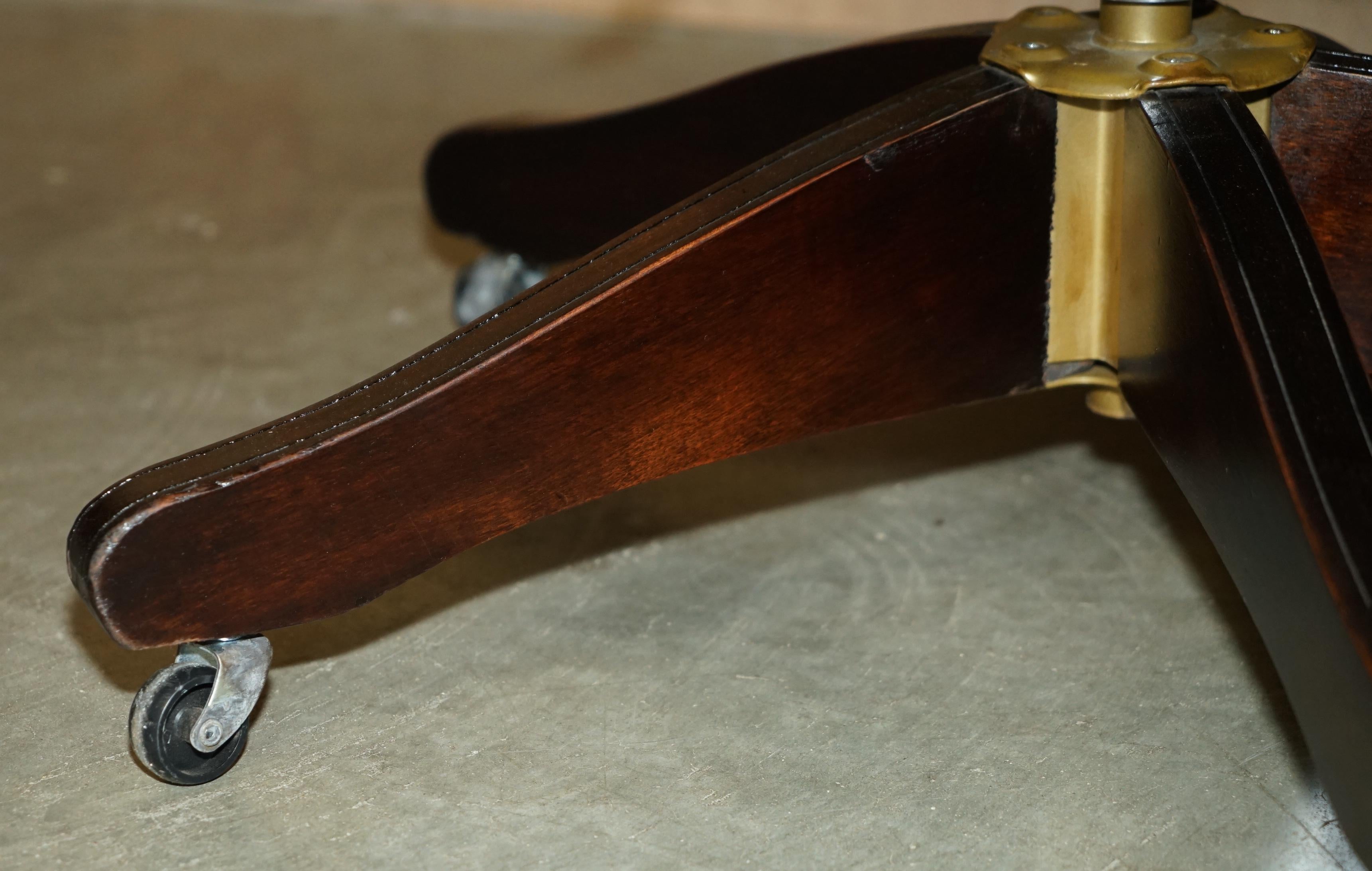 Vintage By è una poltrona per direttori completamente restaurata in pelle marrone con schienale a botte. in vendita 1