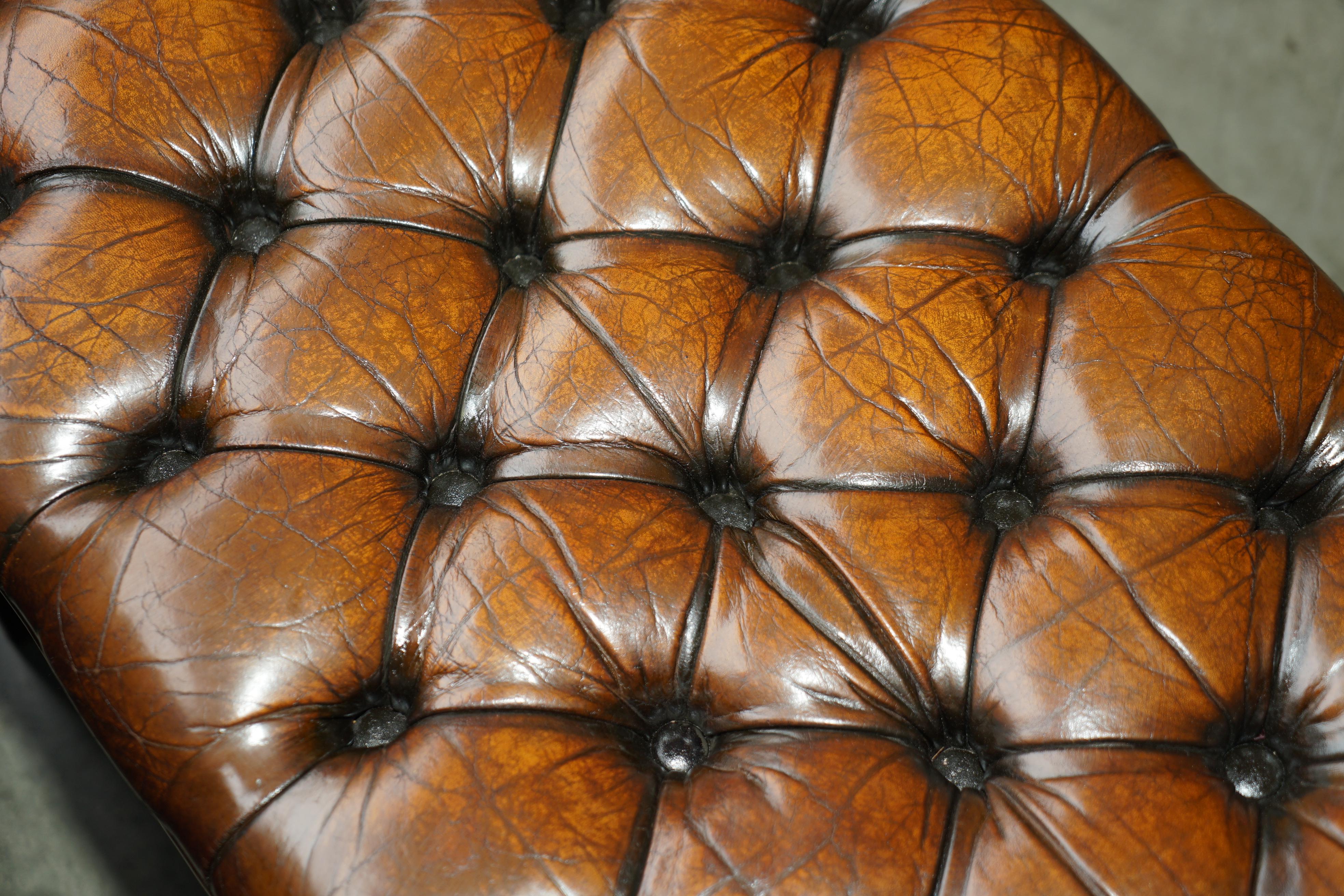 Tabouret de repose-pieds vintage entièrement restauré Chesterfield en cuir brun teint à la main touffeté en vente 4