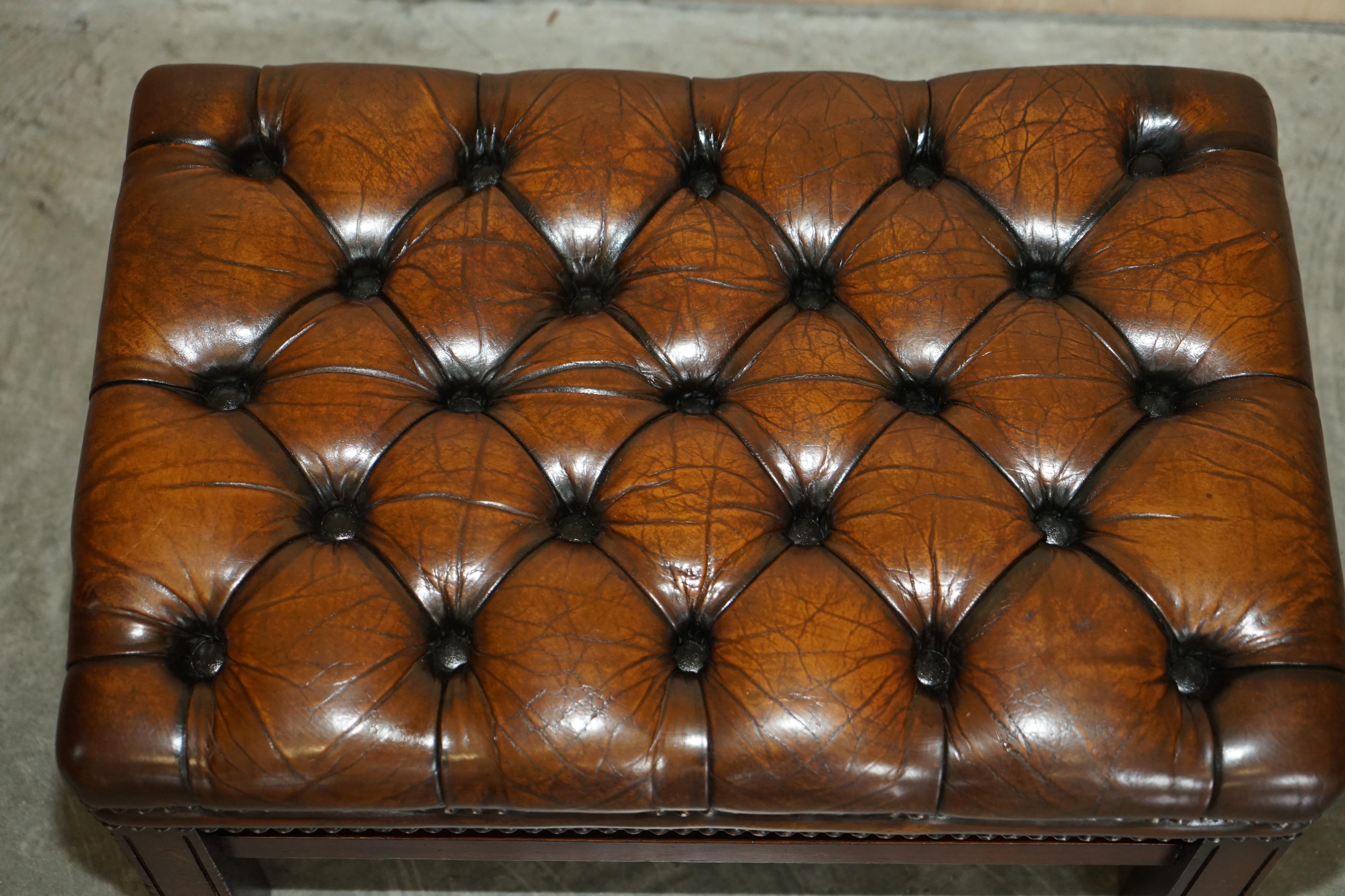 Fait main Tabouret de repose-pieds vintage entièrement restauré Chesterfield en cuir brun teint à la main touffeté en vente