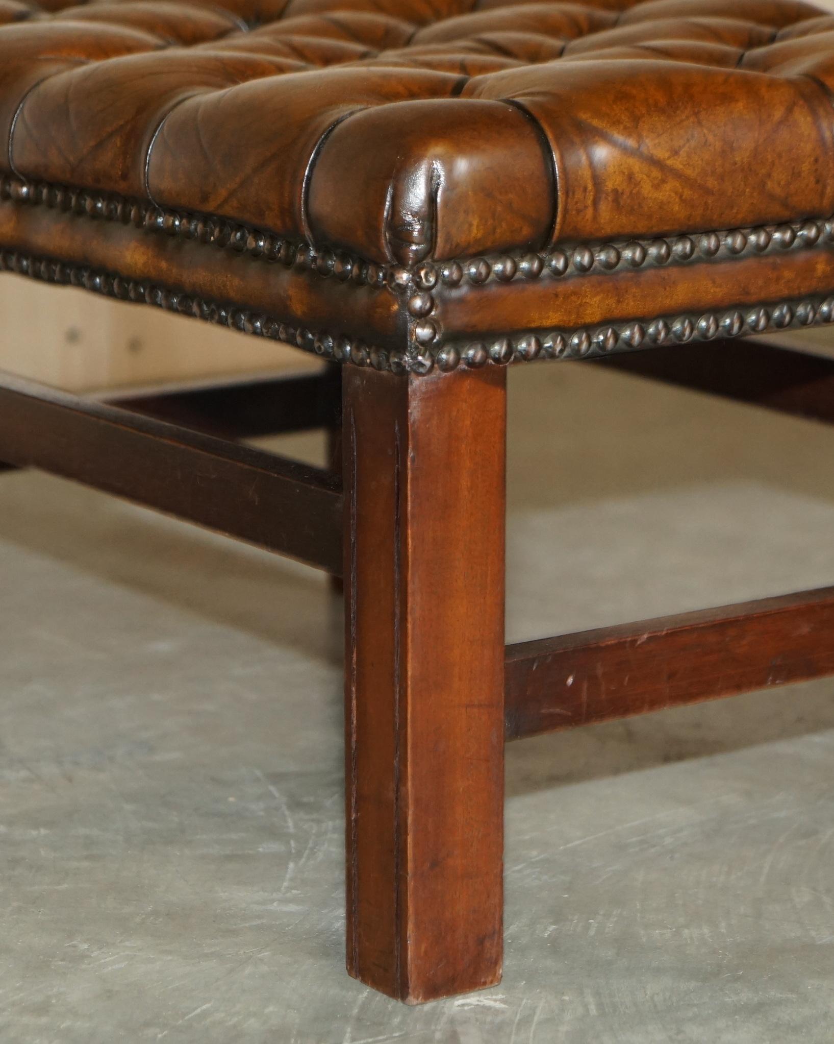 Tabouret de repose-pieds vintage entièrement restauré Chesterfield en cuir brun teint à la main touffeté en vente 1