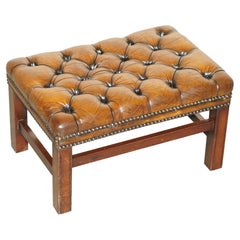Pouf Chesterfield d'epoca completamente restaurato, in pelle marrone tinta a mano e con inserti in legno
