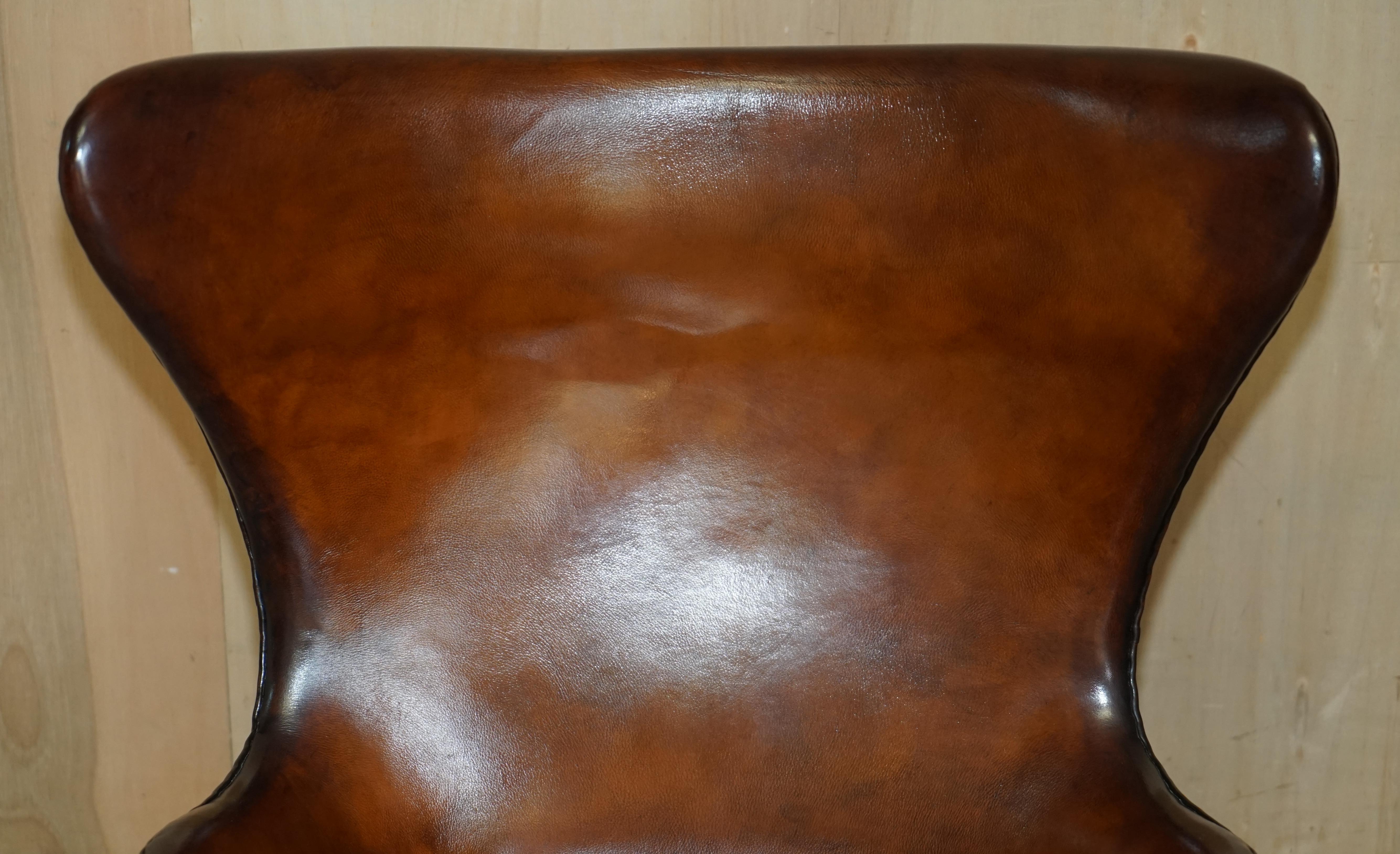 Mid-Century Modern Chaise vintage entièrement restaurée de style Fritz Hansen en cuir Brown Whisky