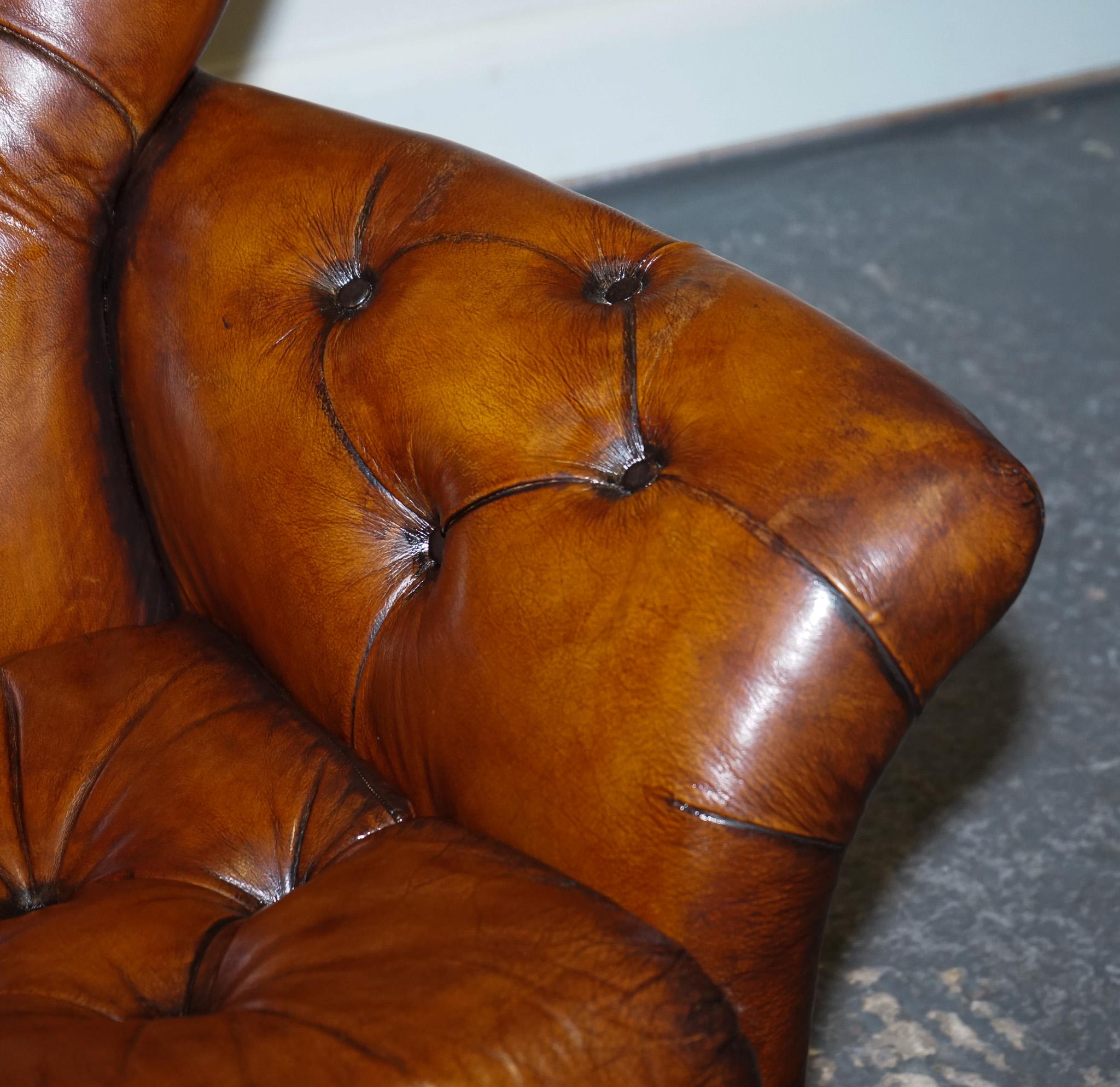 chaise de salon et repose-pieds vintage en cuir brun teint à la main entièrement restauré en vente 3