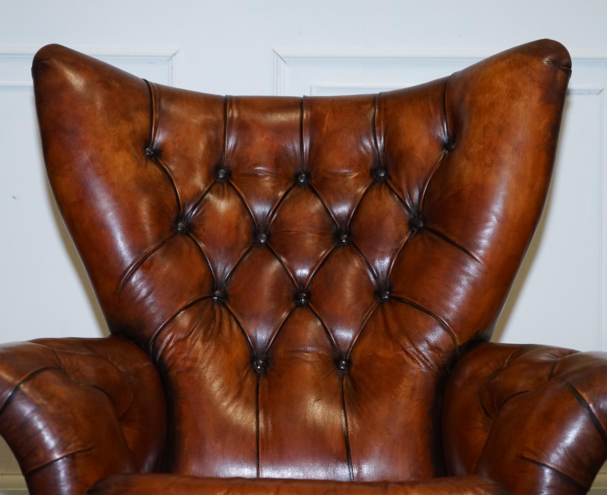 chaise de salon et repose-pieds vintage en cuir brun teint à la main entièrement restauré en vente 4