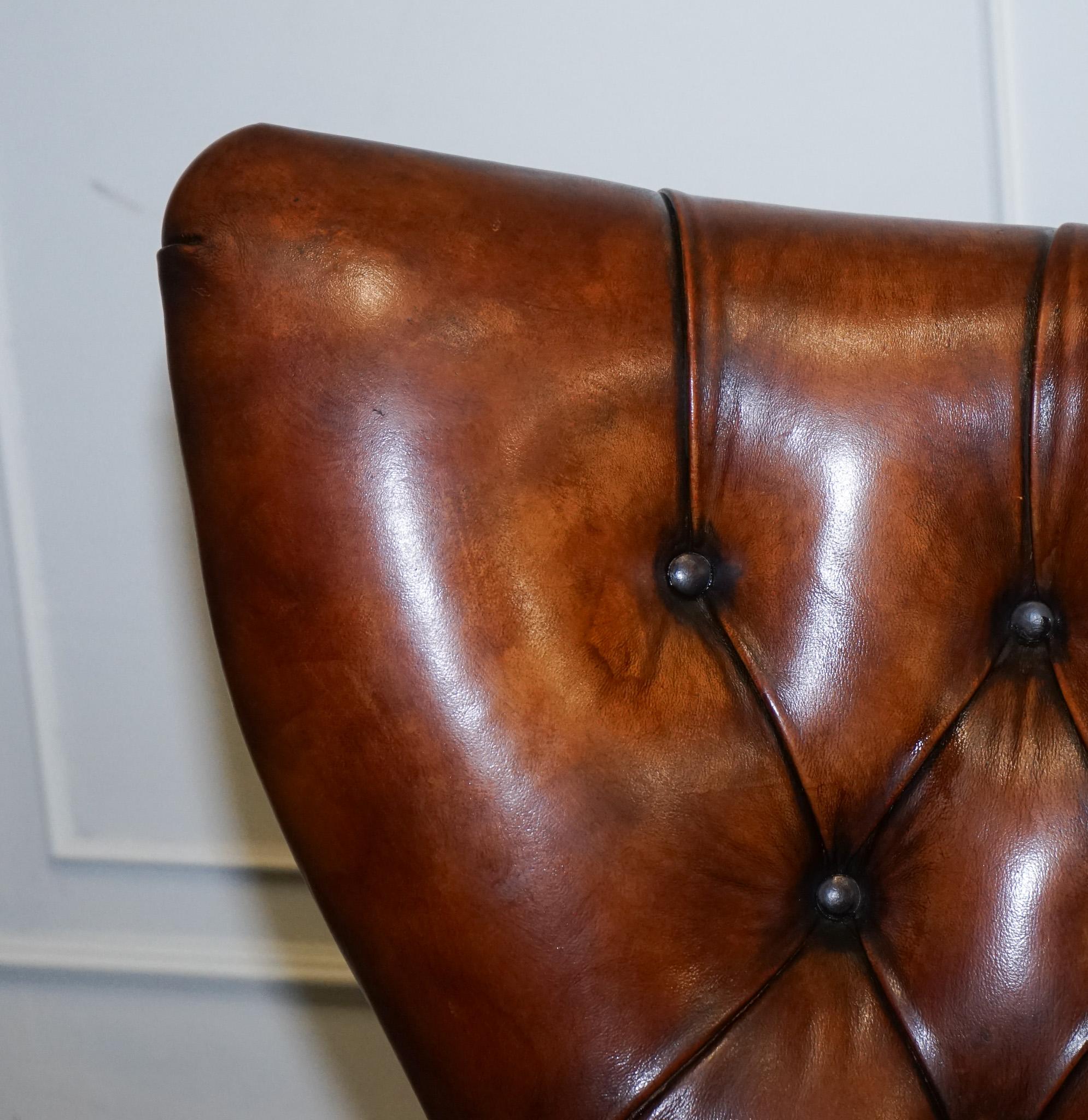 chaise de salon et repose-pieds vintage en cuir brun teint à la main entièrement restauré en vente 5