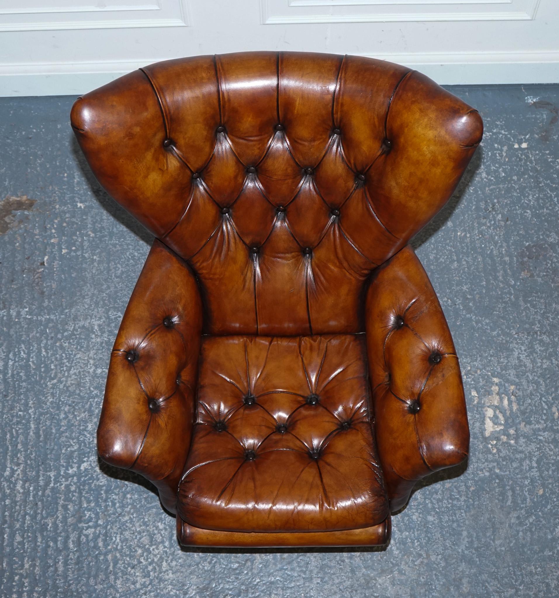 chaise de salon et repose-pieds vintage en cuir brun teint à la main entièrement restauré en vente 6
