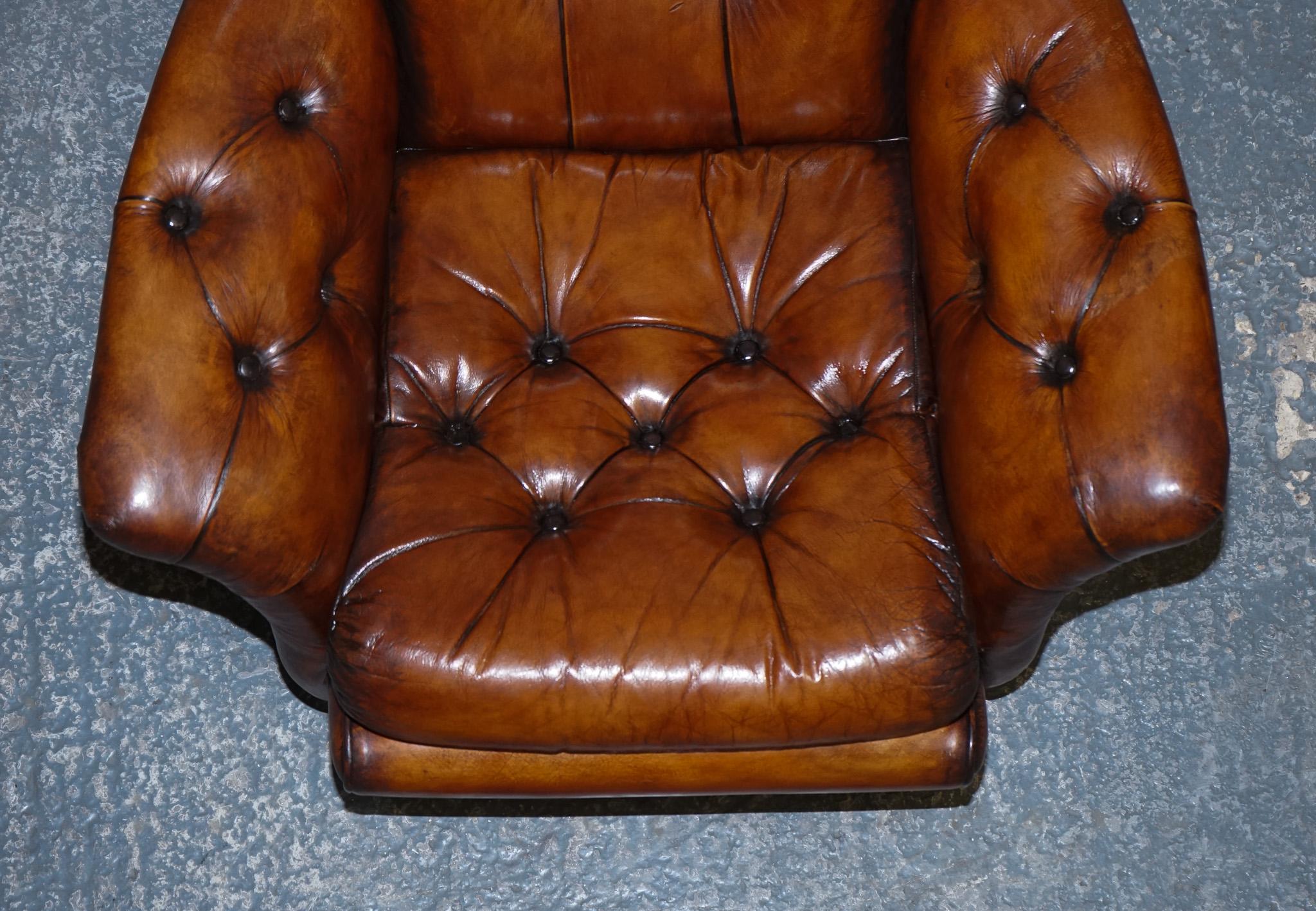 chaise de salon et repose-pieds vintage en cuir brun teint à la main entièrement restauré en vente 7