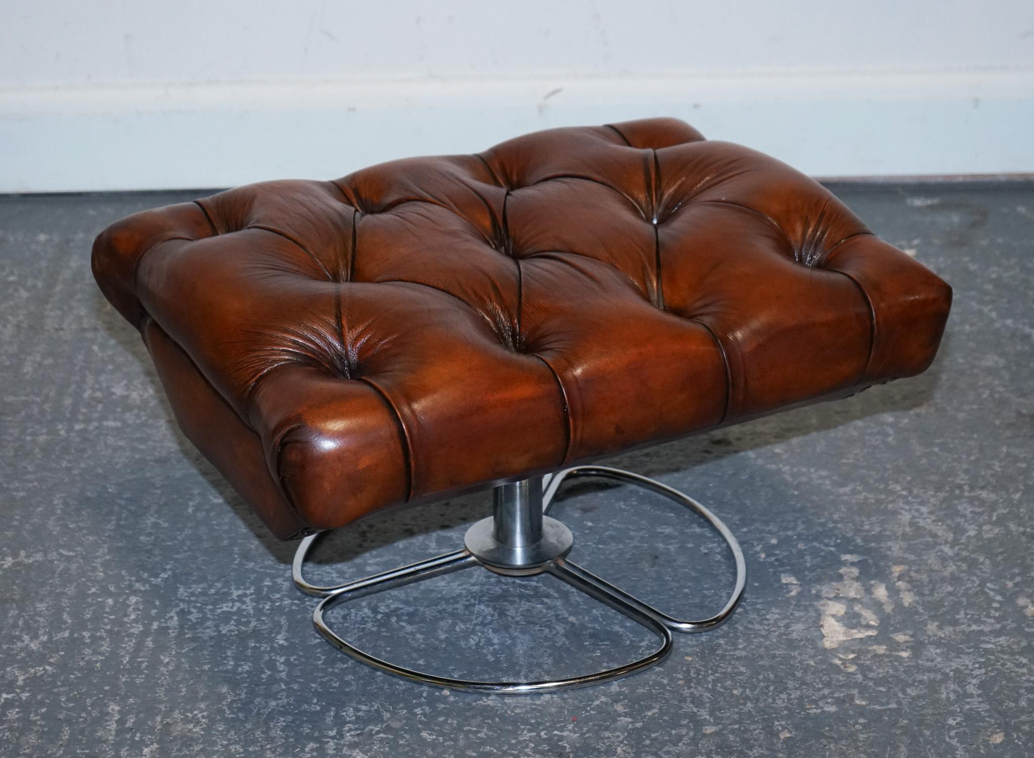 chaise de salon et repose-pieds vintage en cuir brun teint à la main entièrement restauré en vente 8