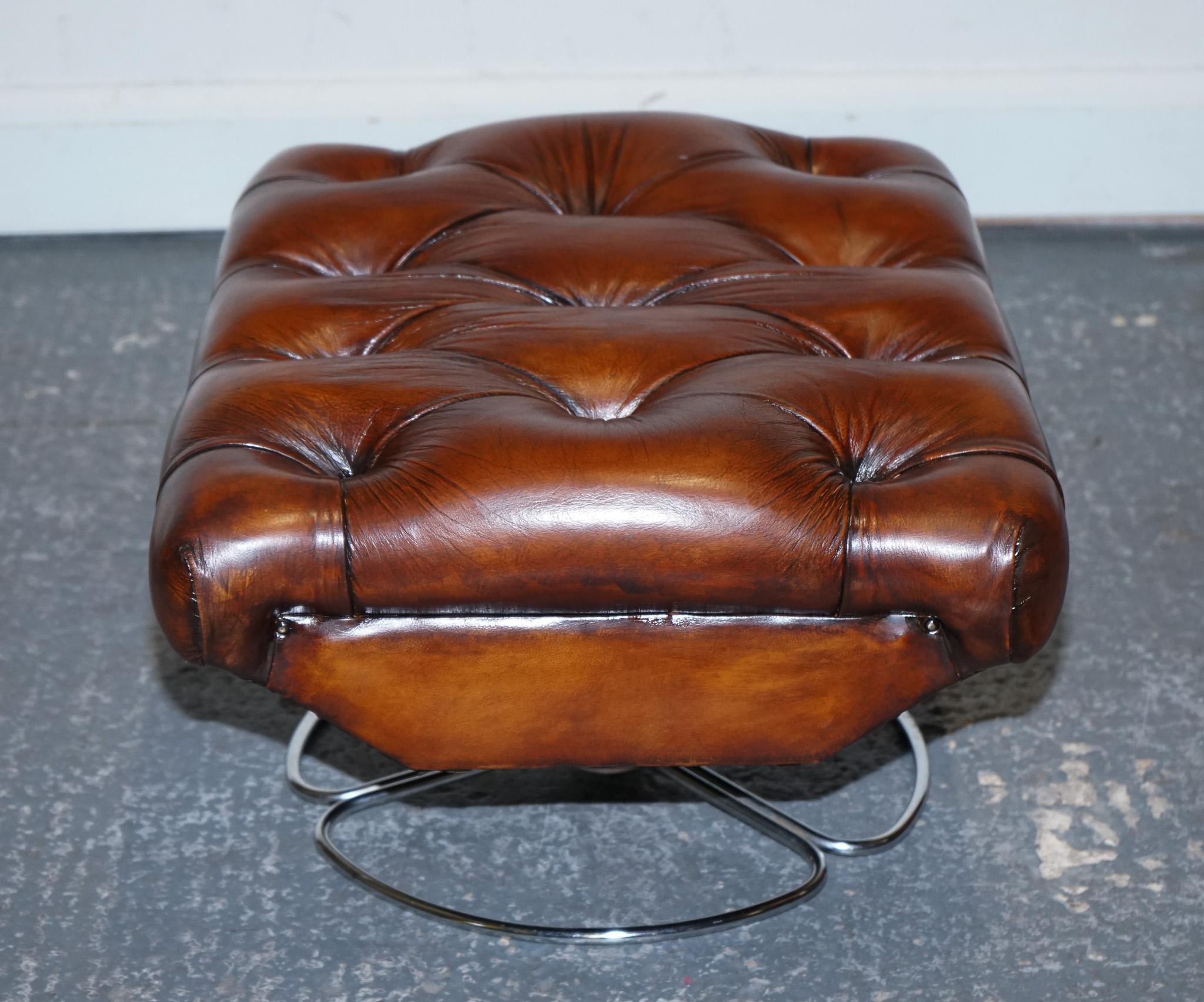 chaise de salon et repose-pieds vintage en cuir brun teint à la main entièrement restauré en vente 9