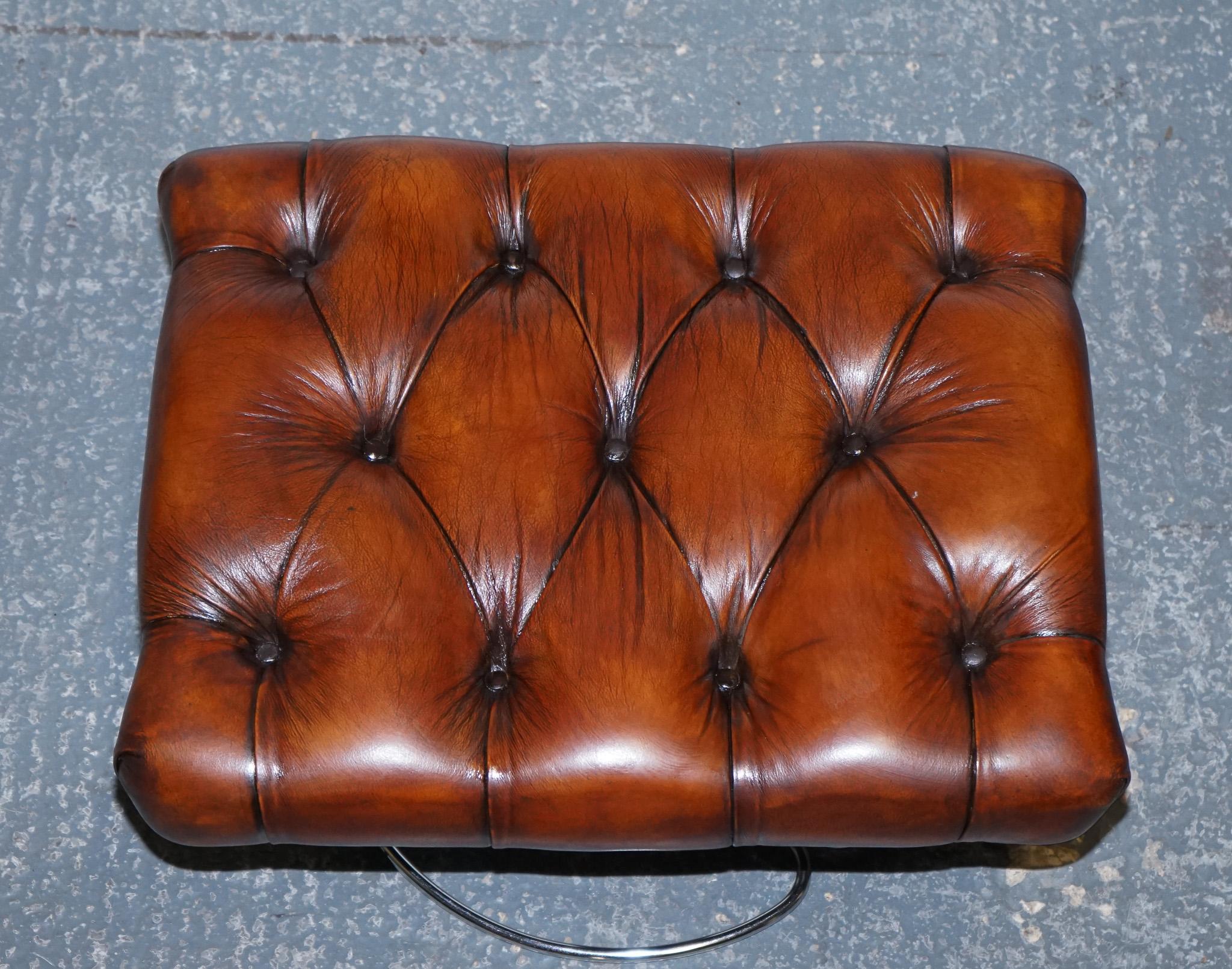 chaise de salon et repose-pieds vintage en cuir brun teint à la main entièrement restauré en vente 10