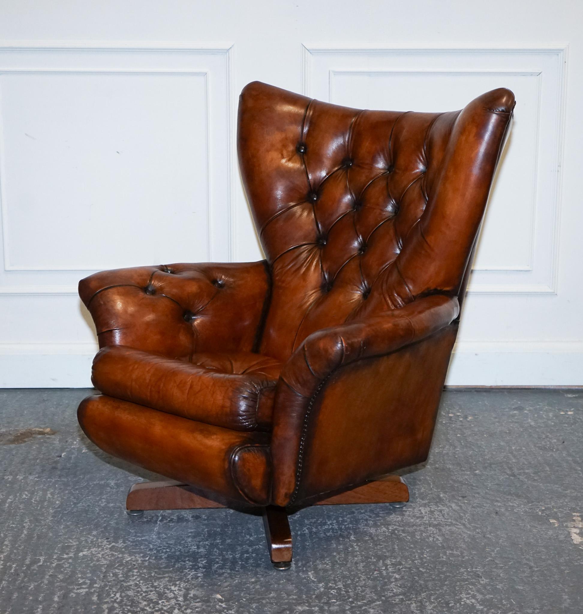 Britannique chaise de salon et repose-pieds vintage en cuir brun teint à la main entièrement restauré en vente