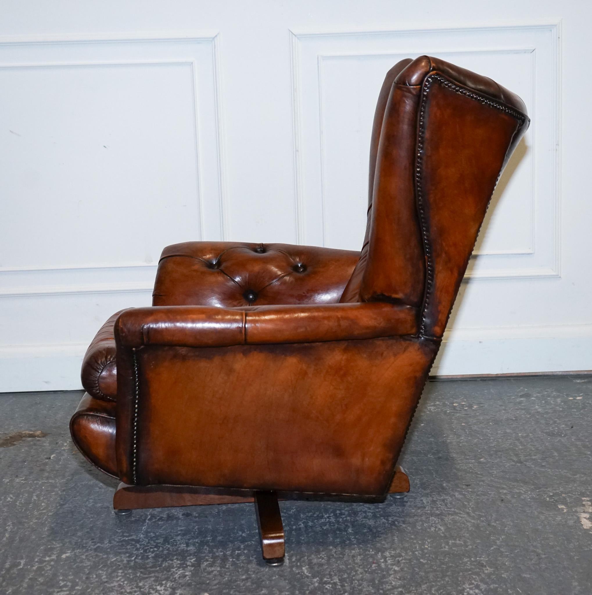 Fait main chaise de salon et repose-pieds vintage en cuir brun teint à la main entièrement restauré en vente