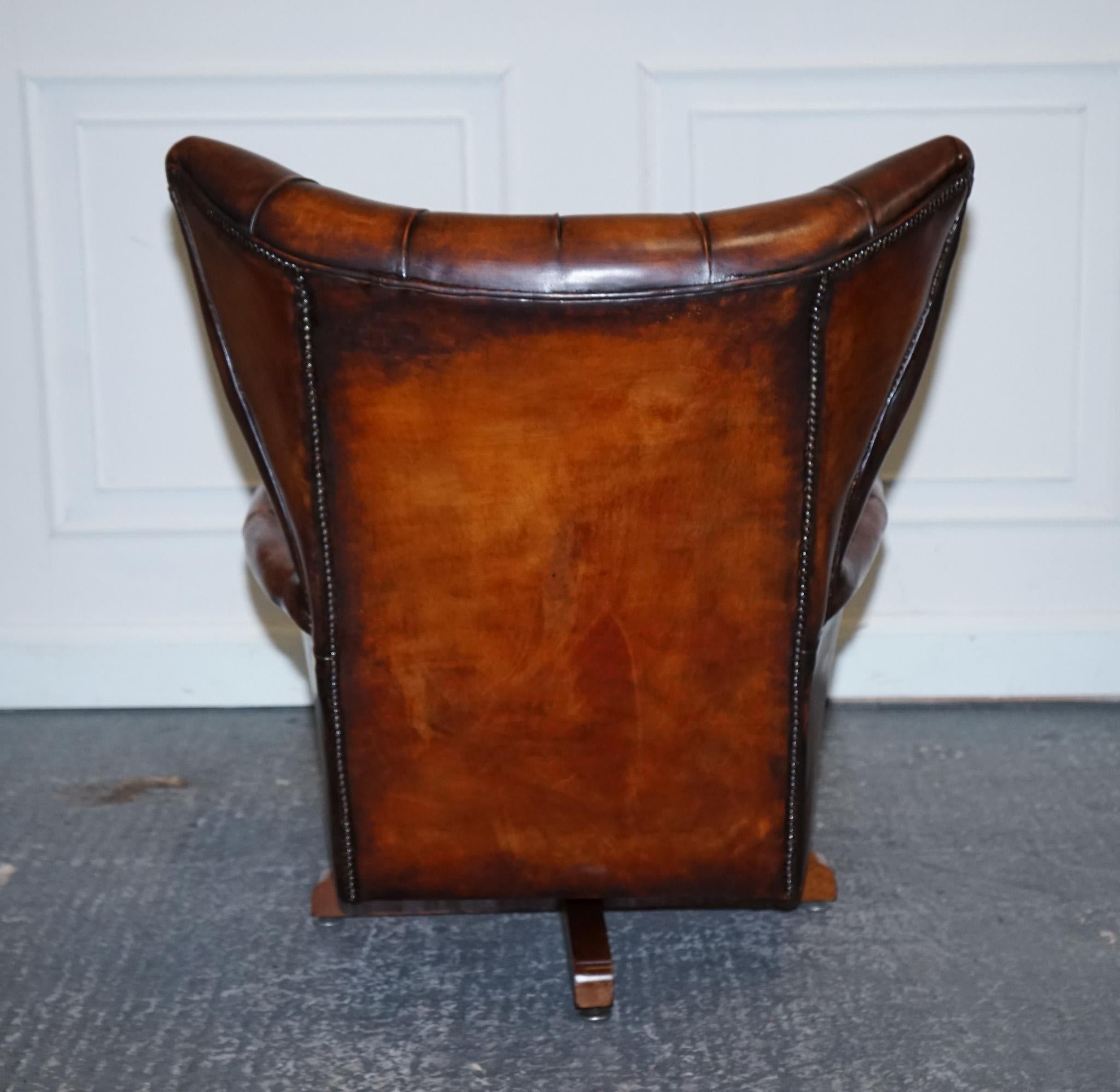 chaise de salon et repose-pieds vintage en cuir brun teint à la main entièrement restauré Bon état - En vente à Pulborough, GB