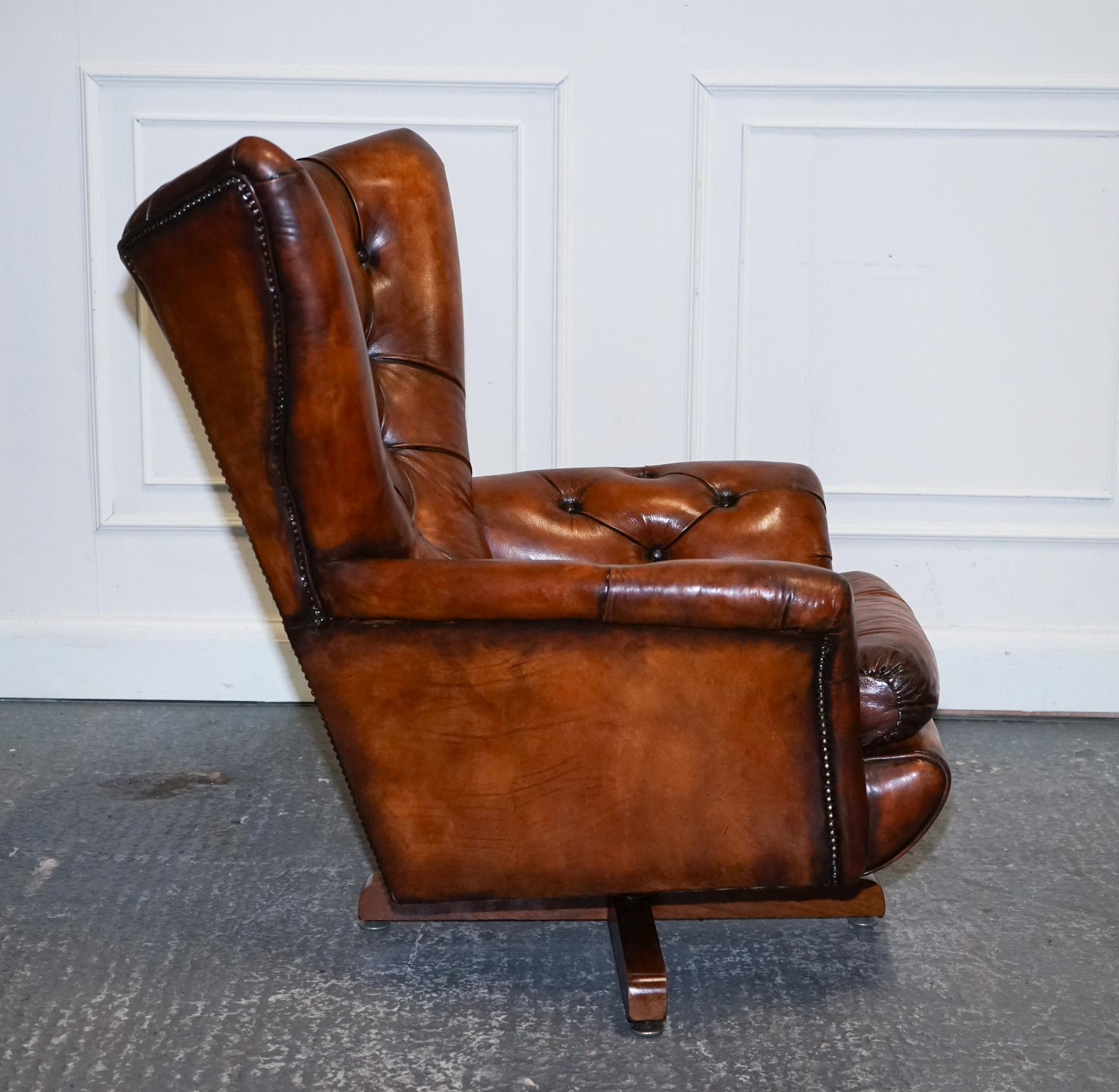 20ième siècle chaise de salon et repose-pieds vintage en cuir brun teint à la main entièrement restauré en vente