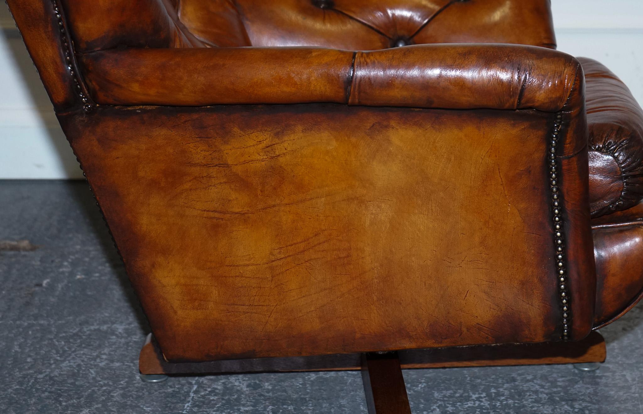 Cuir chaise de salon et repose-pieds vintage en cuir brun teint à la main entièrement restauré en vente