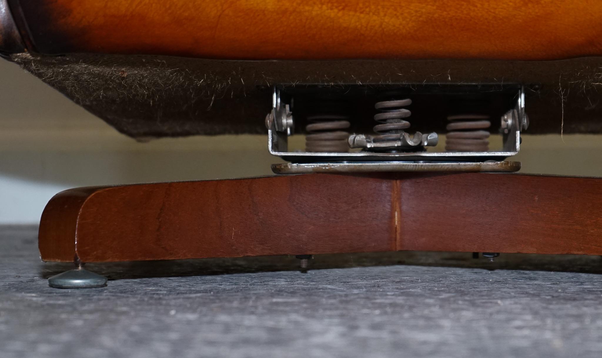 chaise de salon et repose-pieds vintage en cuir brun teint à la main entièrement restauré en vente 1