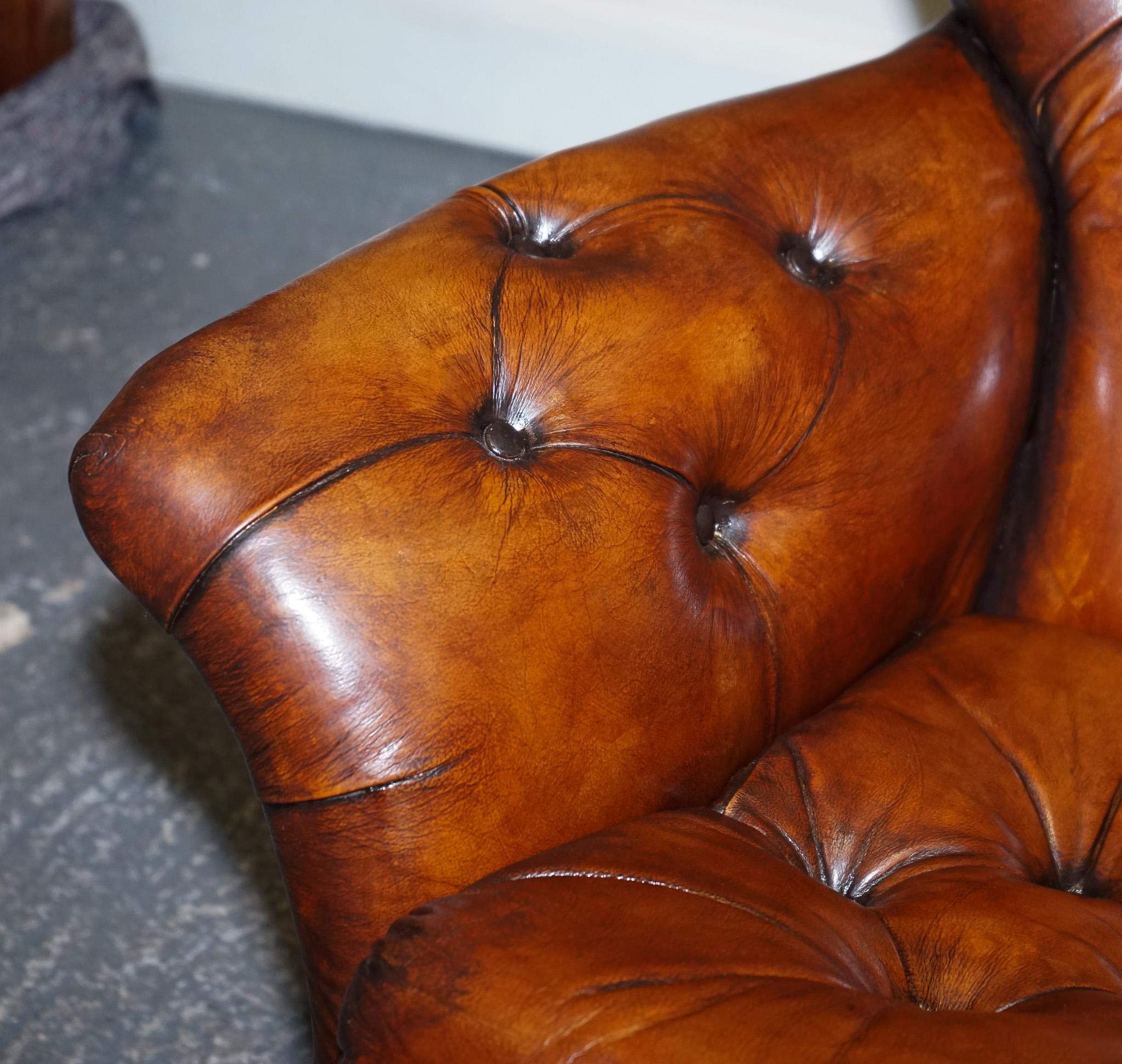 chaise de salon et repose-pieds vintage en cuir brun teint à la main entièrement restauré en vente 2
