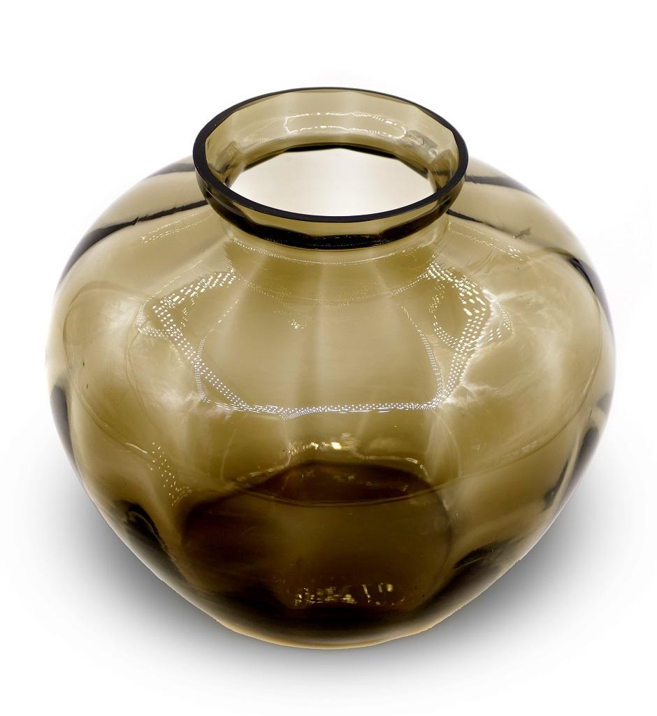 Vintage Fumé glass vase, made in smoked glass and with a ball shape, realized in Belgium in the 1930s. 

Very good condition.