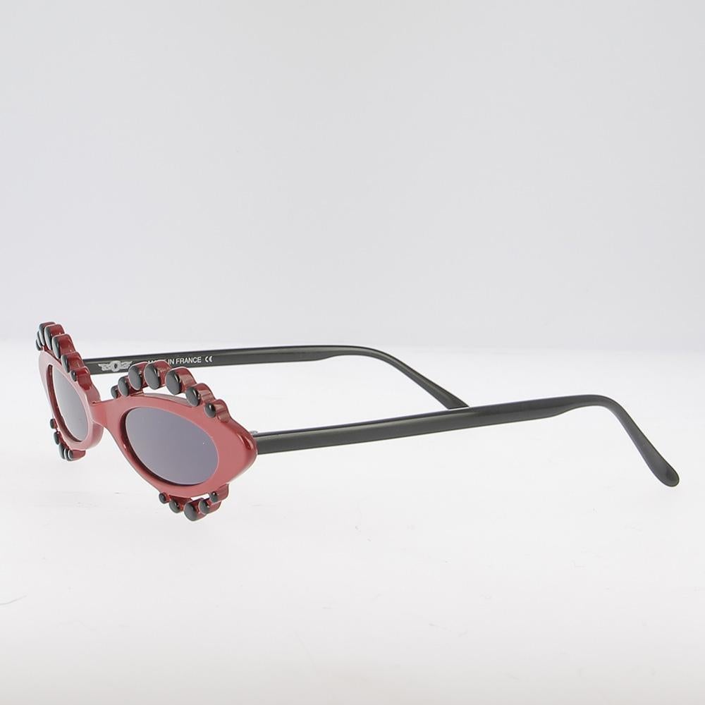 Lunettes Vintage By - 1990

Entrez dans l'esprit vibrant et créatif des années 1990 avec cette monture Boz, une marque française emblématique célébrée pour son audace et son savoir-faire artisanal. Fabriquée à la main en France, cette pièce incarne