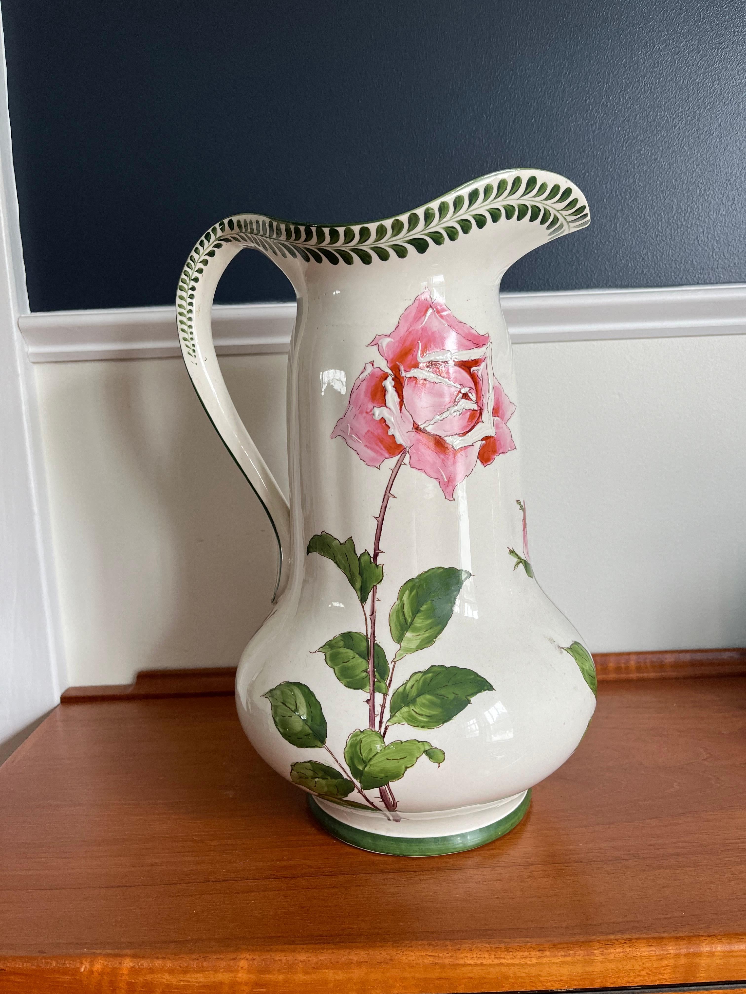 Belle grande cruche à eau ou pichet Royal Furnivals England. Peint à la main avec des graphiques et des couleurs vibrantes. Grand motif de rose avec des feuilles délicates autour du sommet.