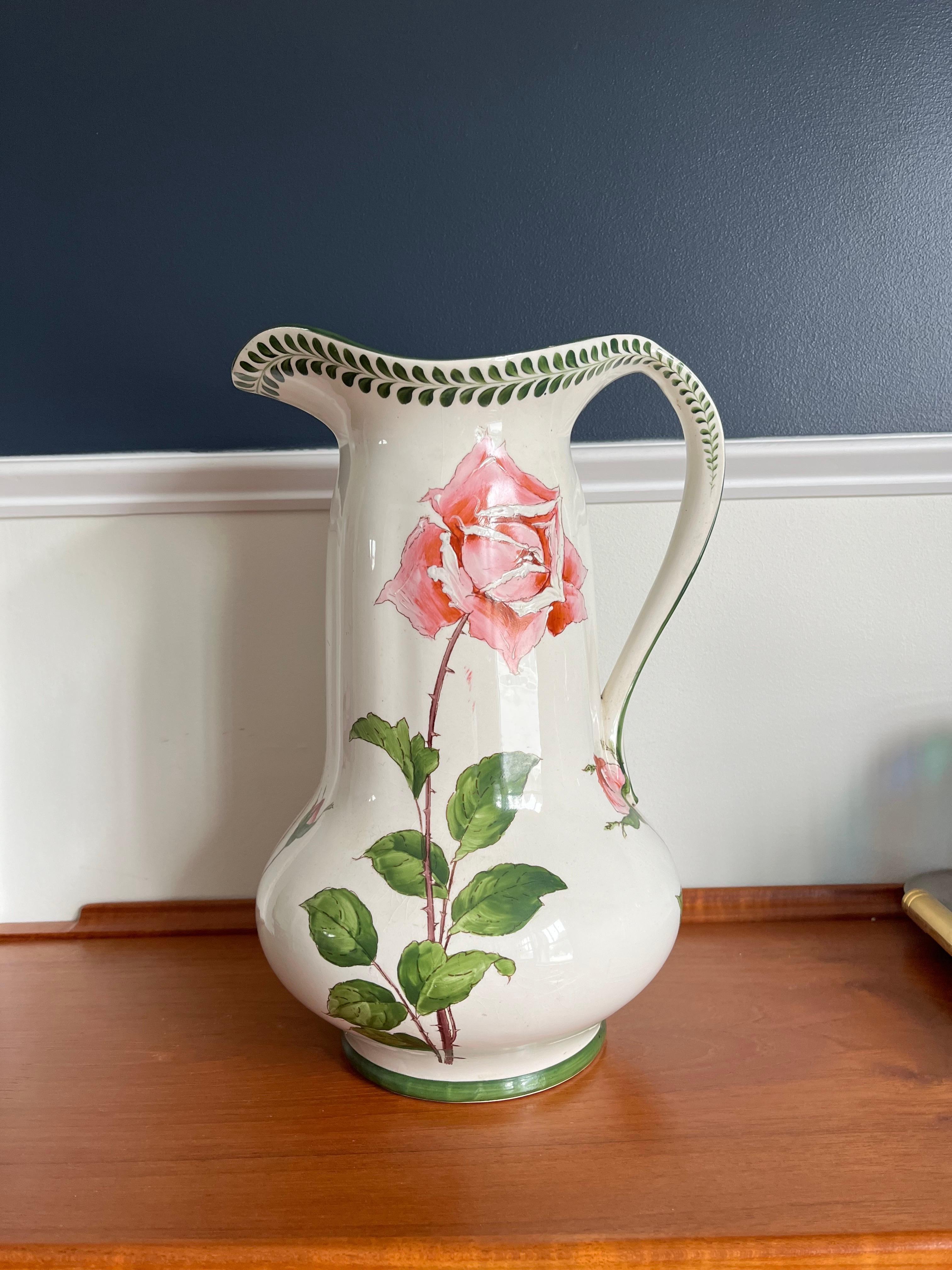 Pichet à eau rose vintage Furnivals peint à la main Bon état - En vente à W Allenhurst, NJ