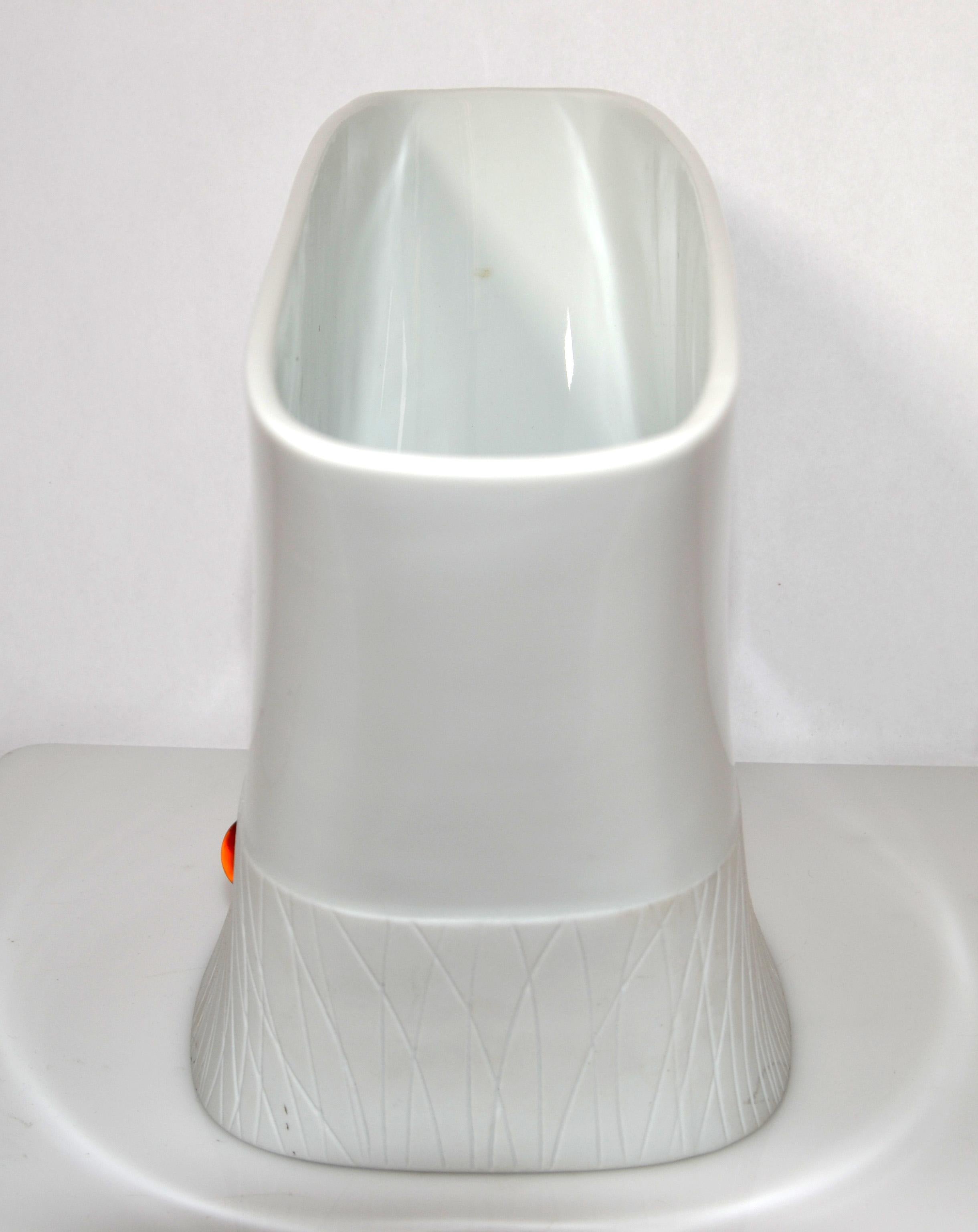 Vintage Furstenberg White Textured Porcelain Flower Vase Amber Stone Germany 90 In Good Condition For Sale In Miami, FL