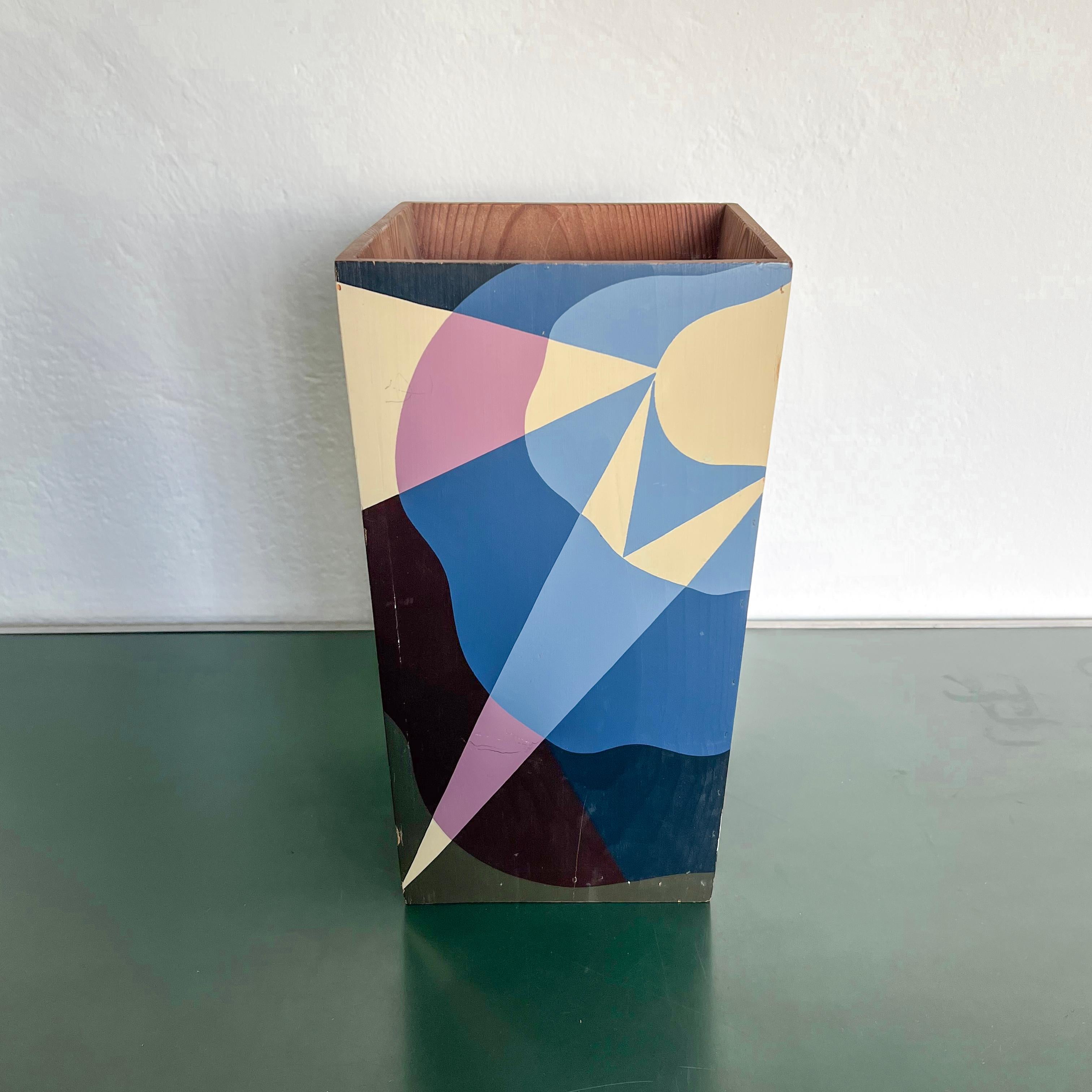 This is a rare decorative vase in wood, made in Italy in the 1990s by a 