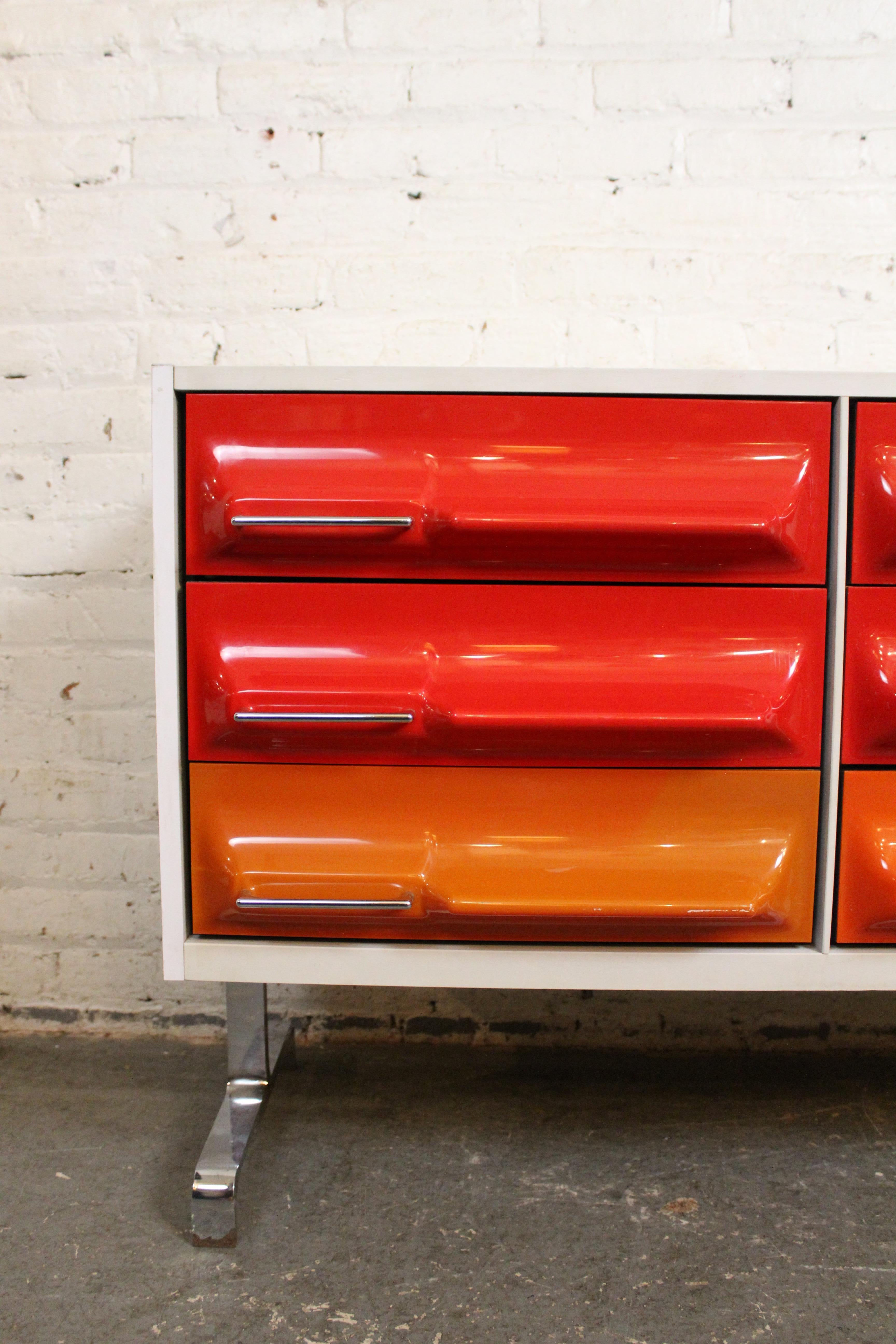 Moulé Enfilade futuriste de Giovanni Maur pour Treco Canada