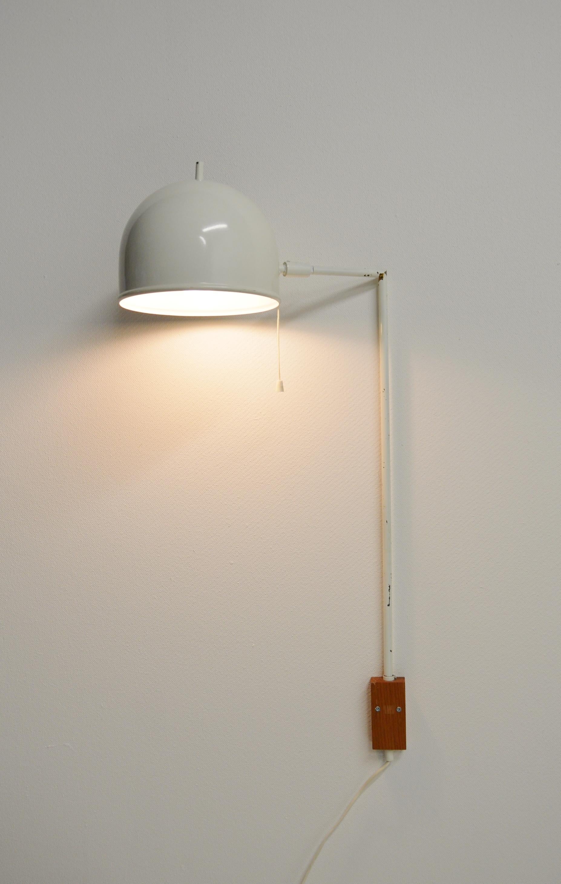 - Wall light designed and produced by Bergboms.
- This model should be screwed into the wall, a shelf, or an equivalent place
- Provides a pleasant work light
- Can be adjusted laterally by turning
- White lacquered metal.