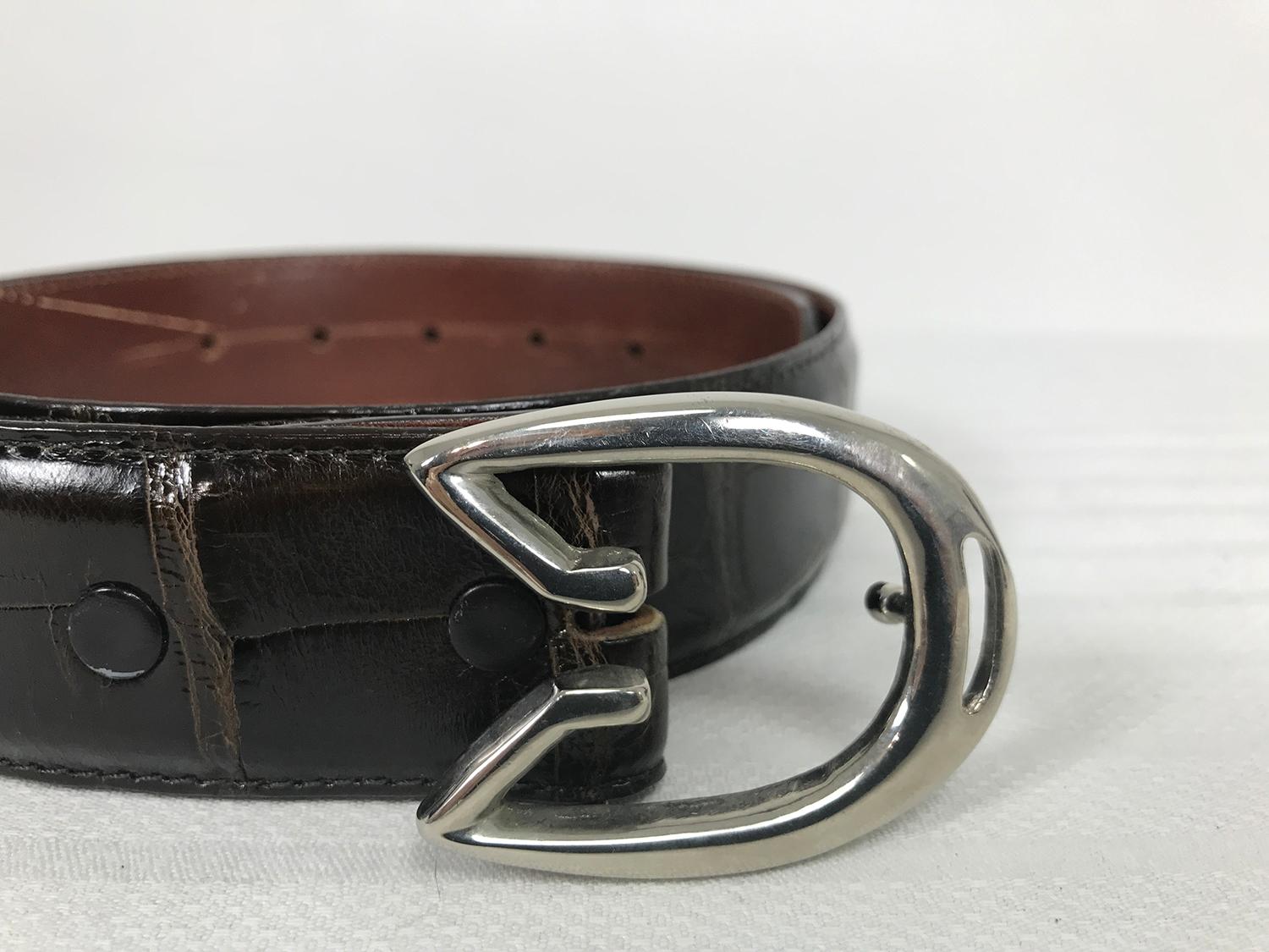 Vintage G Gucci modernist silver horseshoe buckle, with wide brown alligator belt. This buckle can be removed via snaps and added to other straps. Stylize buckle with prong end has a sleek modern look. The buckle is in very good condition, marked G