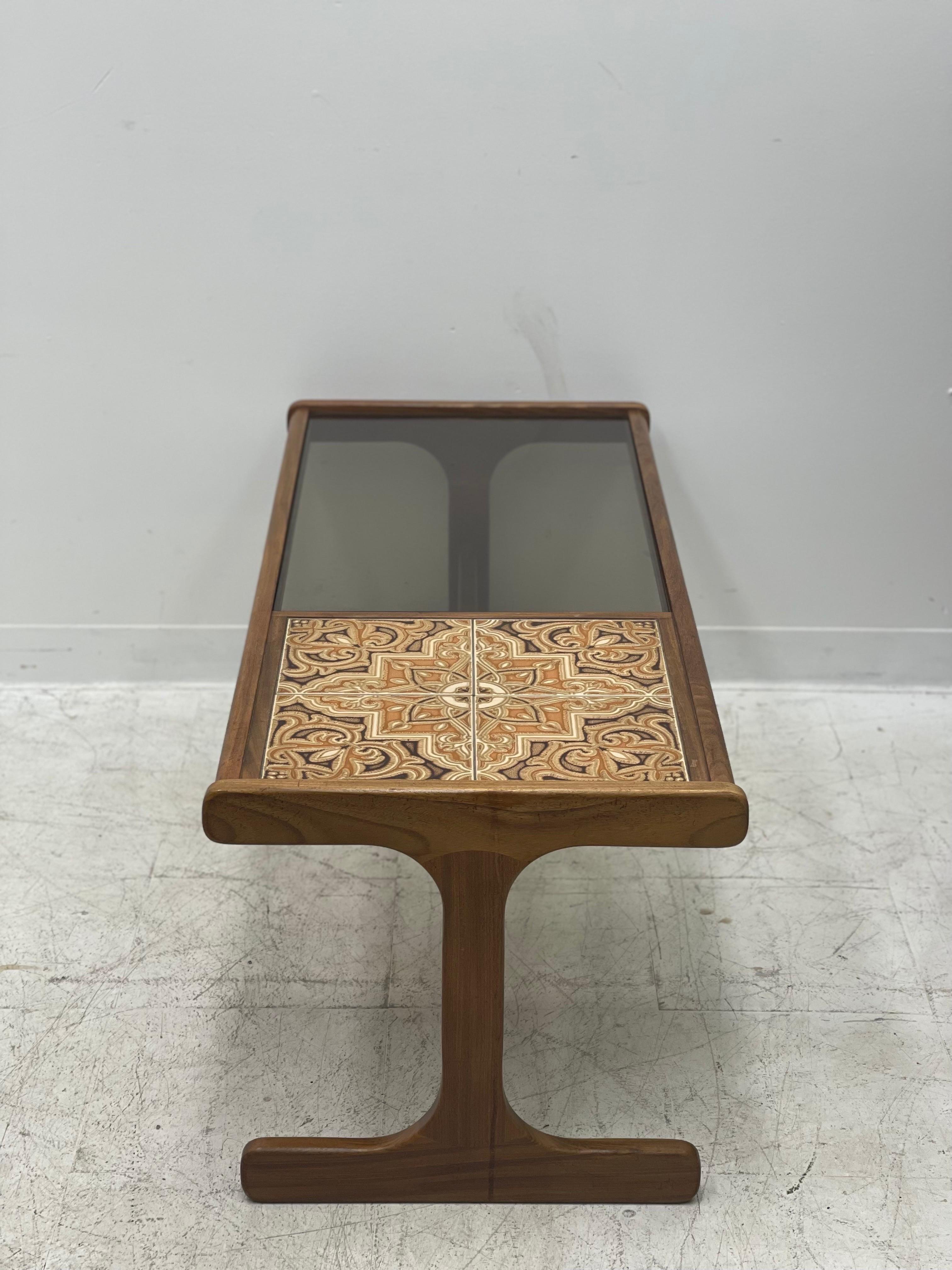 Table basse vintage danoise en teck avec plateau en carreaux de faïence 

Dimensions : 47 1/2 L ; 18 H ; 20 P.