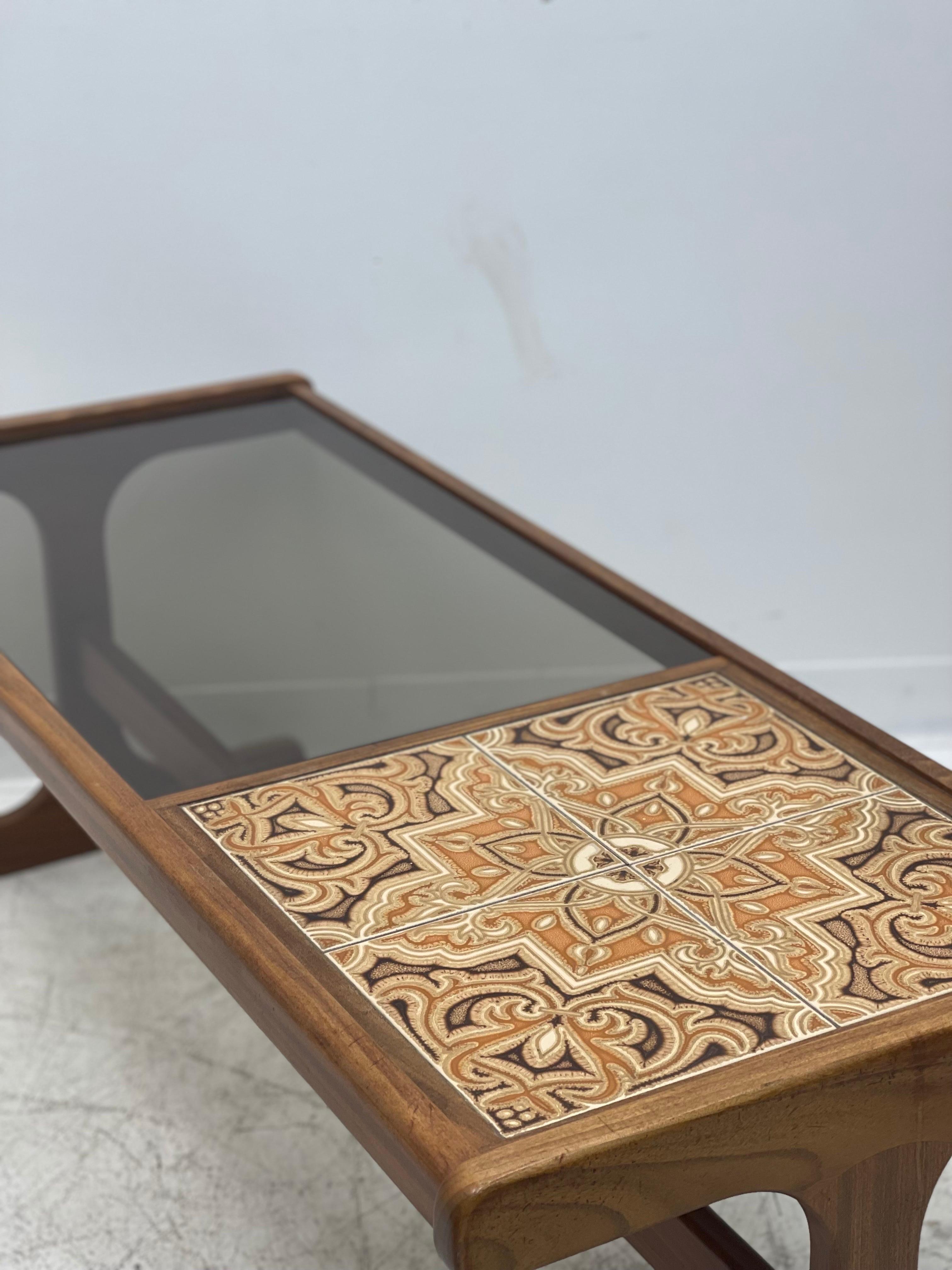 Mid-Century Modern Vintage  Danois  Table basse moderne en teck à plateau en tuiles en vente