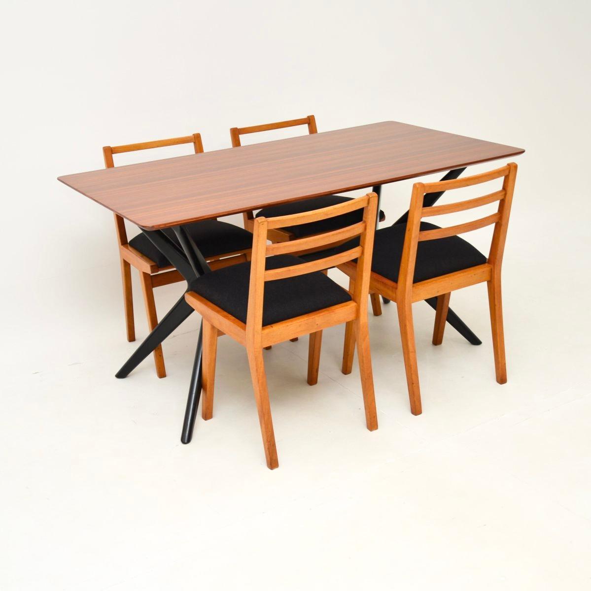 Table et chaises de salle à manger G-Plan Redford vintage, élégantes et stylées. Ils ont été fabriqués en Angleterre et datent des années 1950.

La table est parfois connue sous le nom de table hélicoptère en raison de la conception de sa base. Le