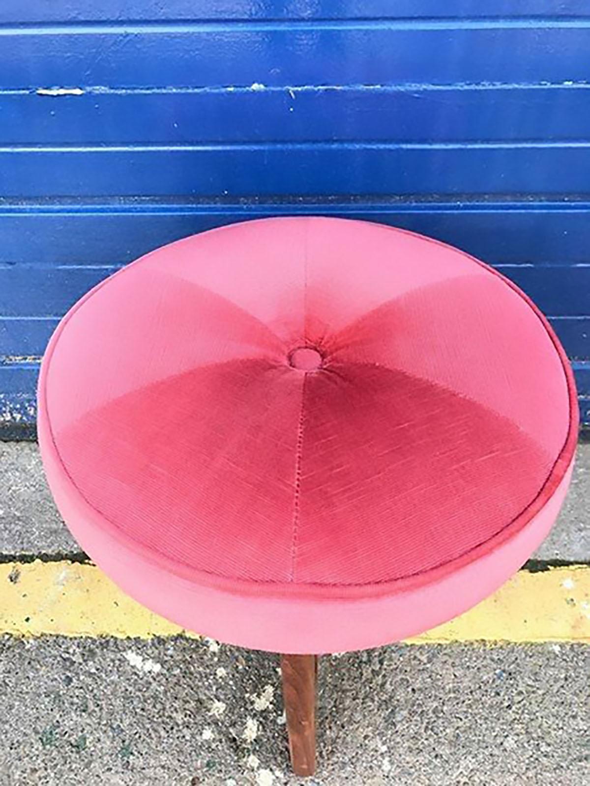 A stunning 1960s G Plan teak stool design by Danish designer Kofod Larsen for G Plan.
The teak base is in excellent condition. The upholstery is the new pink fabric.

Measures approximate 20 inches round and 18 inches tall.
