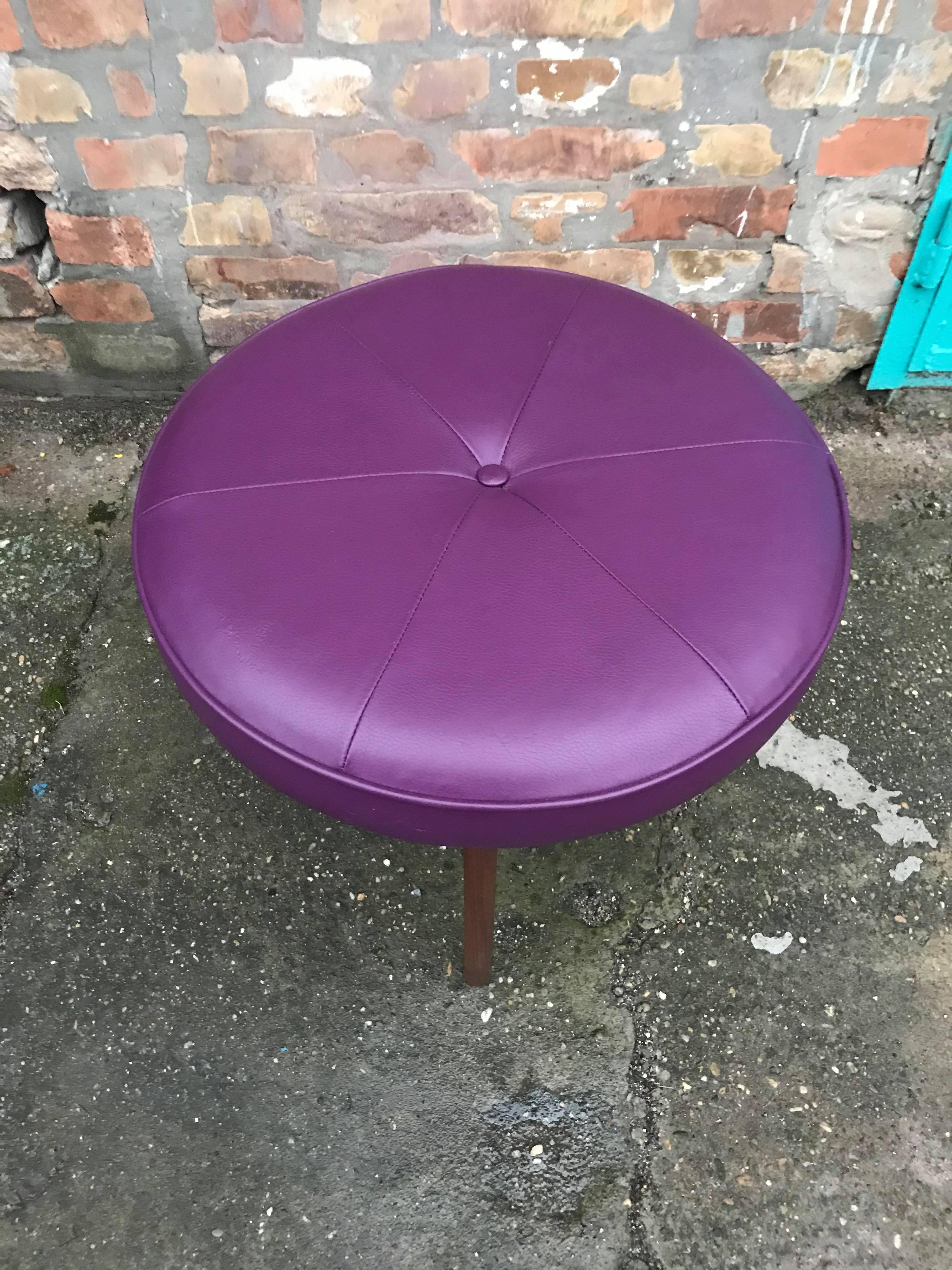 A stunning 1960s G Plan teak stool design by Danish designer Kofod Larsen for G Plan.
G Plan Fresco midcentury teak dressing table foot stool vintage retro.
Purple color leather.

 