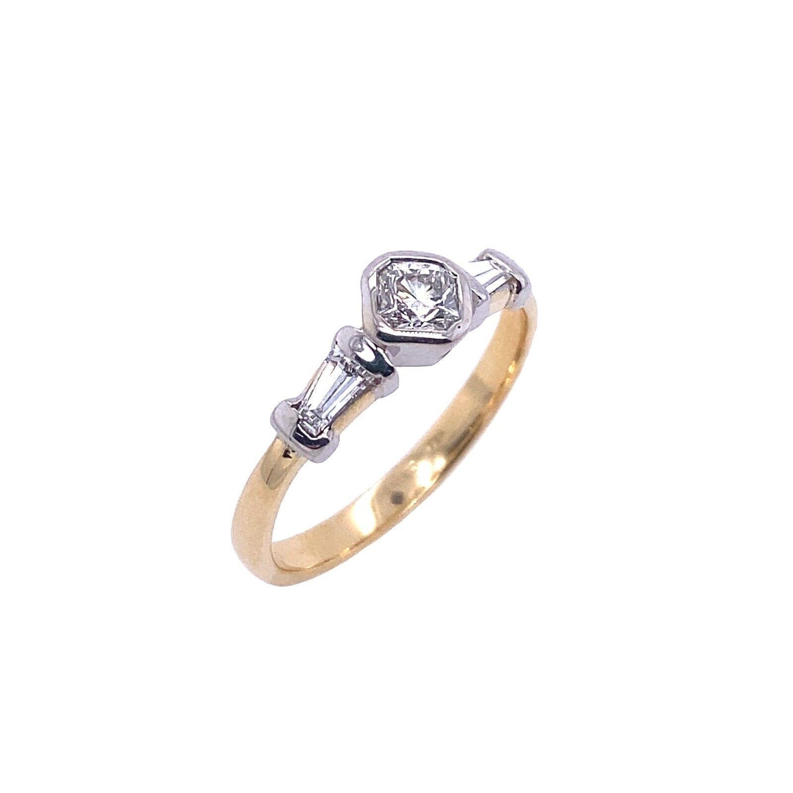 Diese wunderschöne Vintage 18ct Gelb & Weißgold Ring mit 0,25ct G / VS achteckigen Diamanten & Baguettes Diamanten 0,20ct an den Seiten gesetzt.  Der Ring hat einen schönen Vintage-Look.

Zusätzliche Informationen: 
Gesamtgewicht der