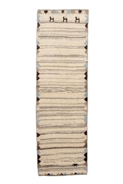 Tapis de table vintage de style Gabbe avec un fond rayé minimaliste