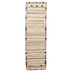 Tapis de table vintage de style Gabbe avec un fond rayé minimaliste