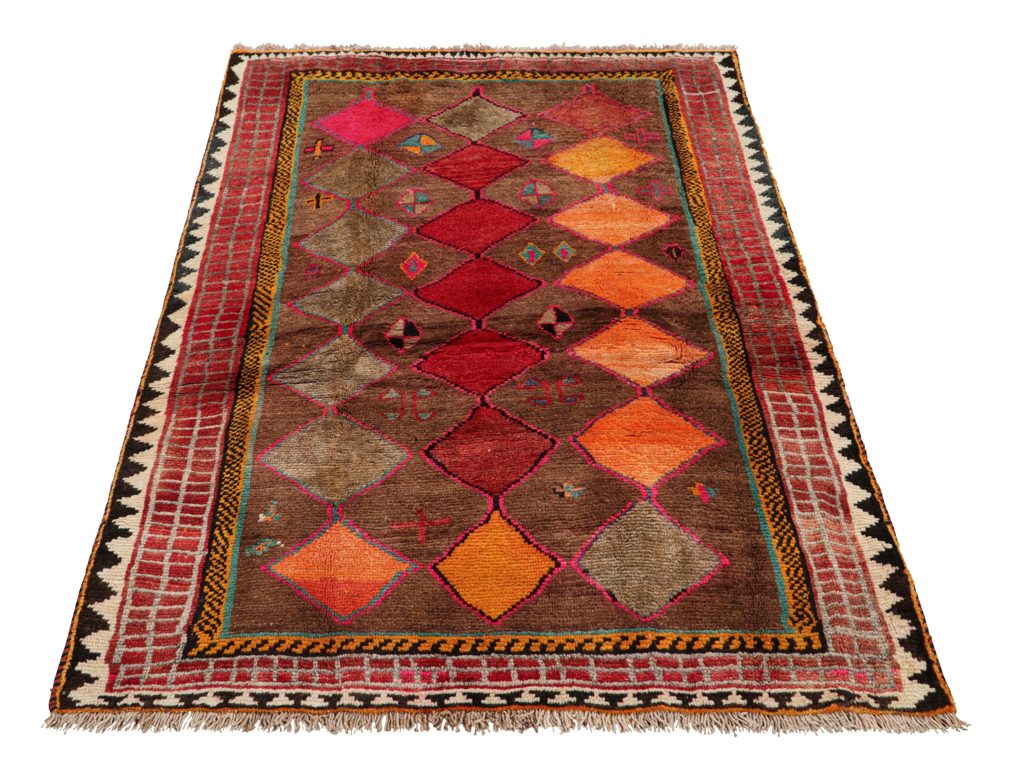 Vintage Gabbeh Persian, Beige-Brown and Red with Diamond Patterns - Rug & Kilim In Good Condition For Sale In Long Island City, NY