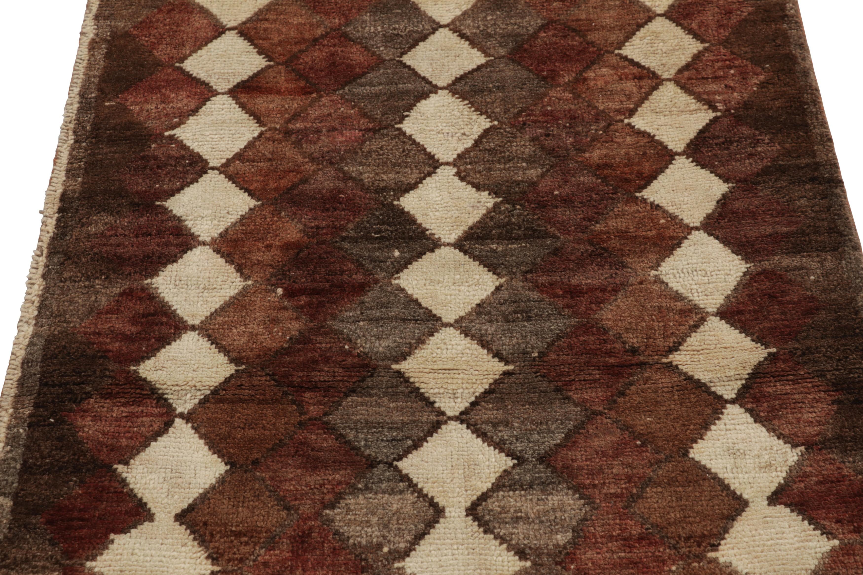 Ce tapis persan Gabbeh vintage 3x5 est la dernière grande entrée dans la collection de pièces tribales emblématiques de Rug & Kilim. Noué à la main en laine vers 1950-1960.

Sur le Design : 

Expression vivante de l'art tribal persan, ce tapis