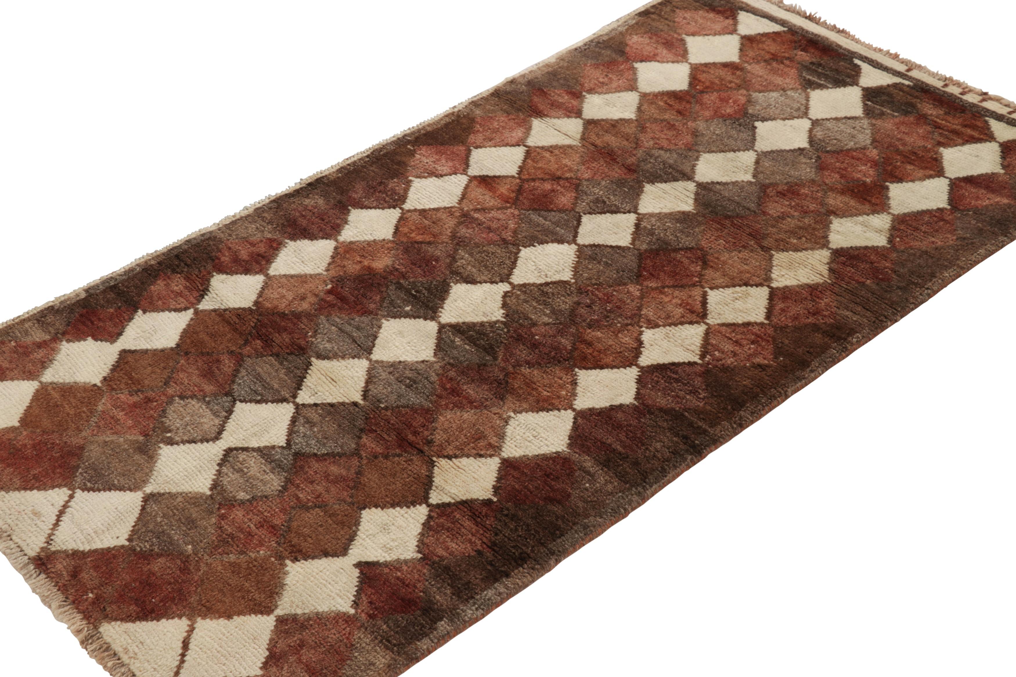 Gabbeh persan vintage, marron et beige avec motifs de diamants - Rug & Kilim Excellent état - En vente à Long Island City, NY