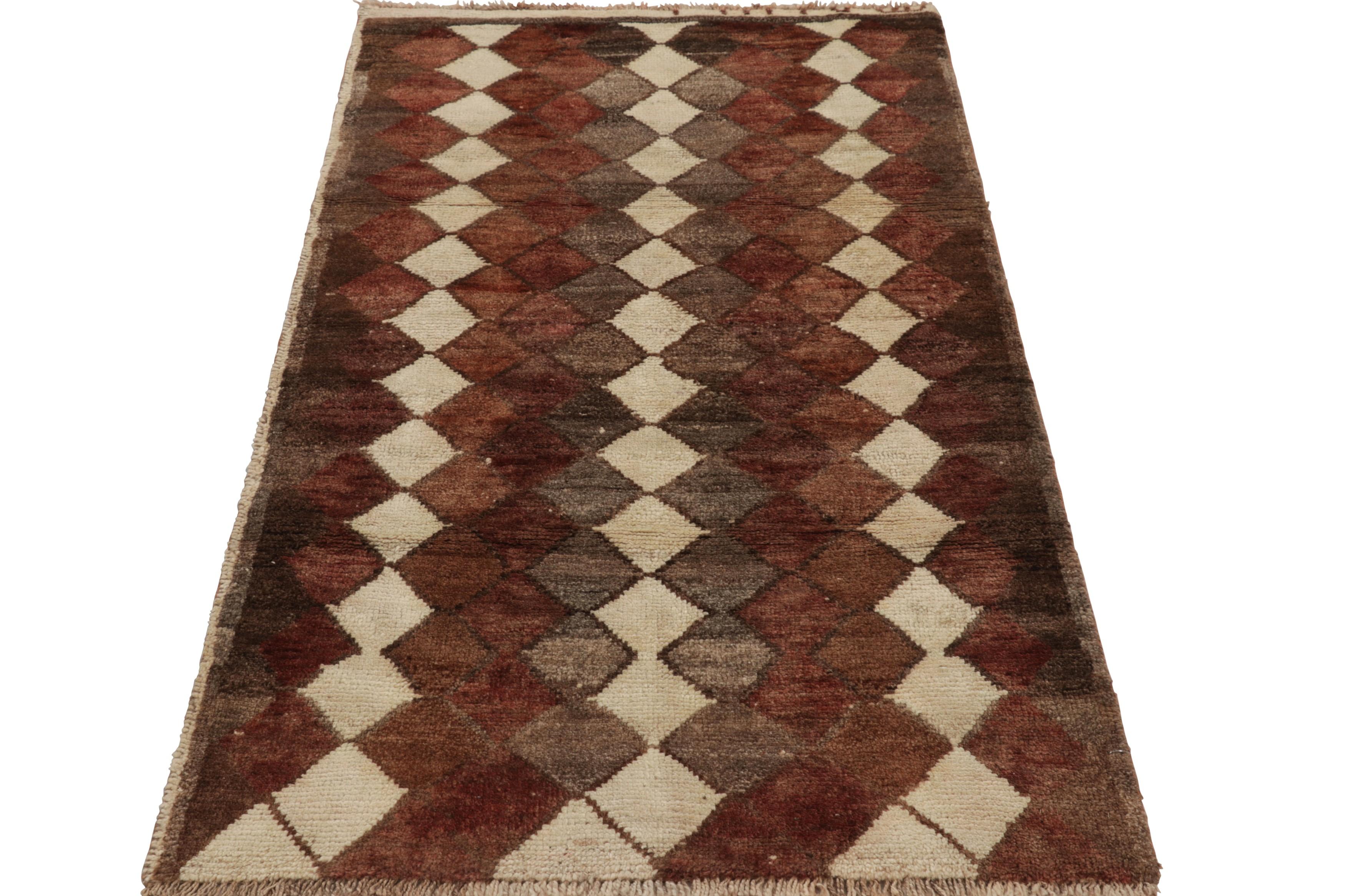Milieu du XXe siècle Gabbeh persan vintage, marron et beige avec motifs de diamants - Rug & Kilim en vente
